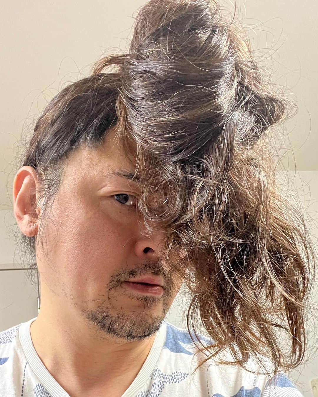 326のインスタグラム：「エビのむき身を頭に乗せているように見えますが ところがどっこい髪の毛でおま  根本から測ると45センチあったので 理論上はドネーションでけそう 近所の上手なところを検索しとります。オススメの場所あったら遠くてもいくから教えてね。  被写体を使った新しい挑戦を始めているのですが楽しいです」