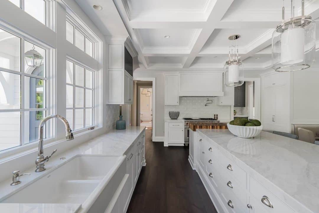 のインスタグラム：「Nothing like a classic white kitchen.   (Via @w_designinteriors) #MyDomaine」