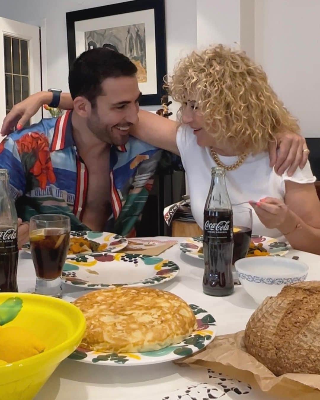 ミゲル・エンジェル・シルベストレのインスタグラム：「Hoy cocino yo ! M A M A 🌹 #RecipeForMagic  @cocacola_esp #publi」