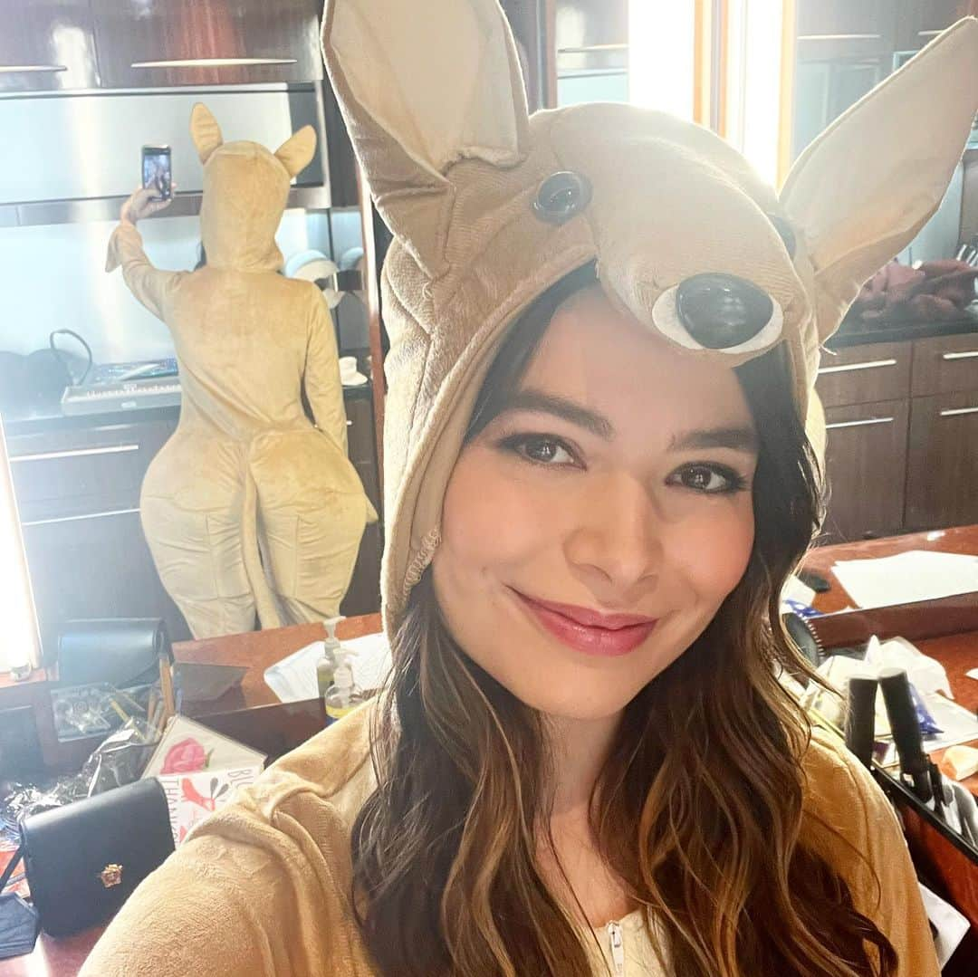 ミランダ・コスグローヴさんのインスタグラム写真 - (ミランダ・コスグローヴInstagram)「Haters will say it’s fake 💁🏻‍♀️   There’s not much left that I haven’t dressed up as for @icarly. I can now add kangaroo to the list. I love these people and I love all of you for keeping this show going for so long. Season 3 is officially out on @paramountplus tomorrow! We answer some questions this season that have been unanswered for over a decade. I hope it all makes you laugh 🤍」6月1日 5時34分 - mirandacosgrove