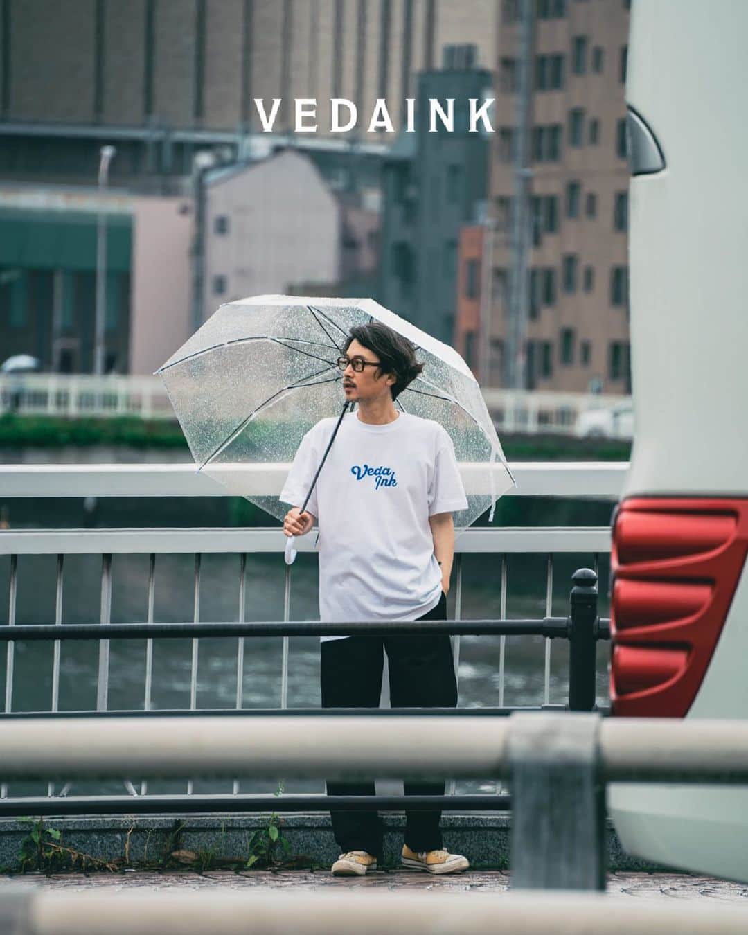 VEDAINK （ヴェーダインク）さんのインスタグラム写真 - (VEDAINK （ヴェーダインク）Instagram)「『 #Tシャツはシンプルがいい 　ブルー 特集』  単色ボディーに、単色ワンポイントプリントを楽しもう。  定番の白ボディならどんな色でも挿し色に。  梅雨の時期だからこそ、夏に向かっての準備カラーとして VEDAINKはブルーをオススメします。  シンプルなロゴもブルーカラーなら、ほど良い主張で 季節感もばっちりではないでしょうか。  ぜひ、シンプルイズベストな一枚で梅雨を乗り切ろう。  📲詳しくはプロフィールのURLをタップ 衣類のロゴ印刷は @vedainkjp へ  ーーーーーーーーーーーーーーーーー ▼VEDAINK LINE公式アカウント LINE＠友達登録でカンタンお問い合わせ！ ハイライト欄の「注文・相談」をチェック🔍 ーーーーーーーーーーーーーーーーー  #VEDAINK #ヴェーダインク #梅雨入り」5月31日 20時50分 - vedainkjp