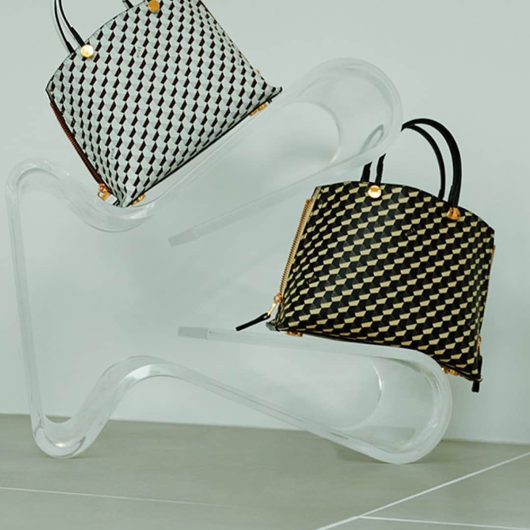 ロペのインスタグラム：「2023 ÉPOR New model |  Y BAG MONOGRAM ⁡ 働く女性のバッグを提案する「ÉPOR（ロペ エポール）」では、デザイン性と多機能な通勤バッグを豊富にラインアップ。 今回、ÉPORで大人気のY BAGシリーズから新モデル「Y BAG MONOGRAM（YACHET PATTERN）」が登場！ 洗練された佇まいはそのままに、シックさとリッチ感漂うモノグラムバッグに仕上げました。 ⁡ ⁡ ⁡ ▶ITEM ⁡ #GGX83500 Y BAG MONOGRAM Medium ¥19,800 (税込) ⁡ #GGX83510 Y BAG MONOGRAM Mini ¥17,600 (税込) ⁡ J'aDoRe JUN ONLINEでご購入いただけます。 ⁡ ⁡ ⁡ @epor_rope @jadorejunonline #ÉPOR #ロペエポール #美しさととのう #ととのう #通勤バッグ #モノグラムバッグ #Ybag #Ybagmonogram #ロペ #ROPÉ #ropejp」