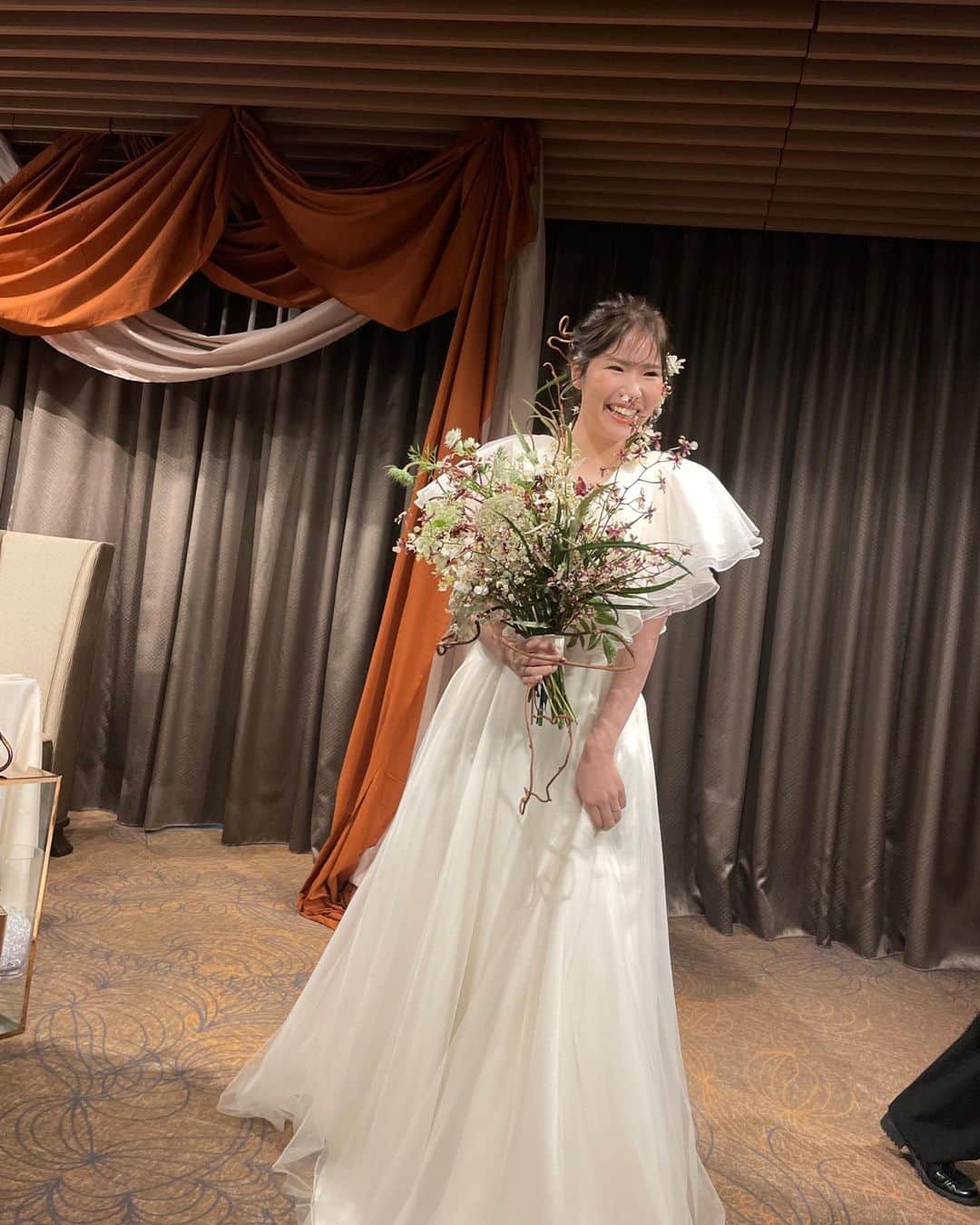 谷川菜奈さんのインスタグラム写真 - (谷川菜奈Instagram)「親友の結婚式でした🤍幸 ヘアセットは  @logmisato さん☺️」5月31日 20時44分 - pechi.130