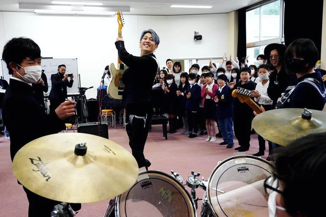 雅-MIYAVI-さんのインスタグラム写真 - (雅-MIYAVI-Instagram)「Mission achieved!  Swung by a school over in Nara, courtesy of the Fender’s #WeLoveMusic charity project.  These students - and yeah, the teachers too - know how to rock out  This trip, especially the time with the student band and playing music together reminded me of my feeling when I got my first guitar at their age. And I realized that I still have that feeling in me clearly.   This instrument takes us somewhere we never been to, It’s like a rocket ship.   Shout out to Fukusumi Band!  Stay rad, keep rocking   🤘🏻  #SchoolOfRock #Fender   ⚡️⚡️  フェンダー「WE LOVE MUSIC」チャリティープロジェクトの一環で、奈良県天理市の福住小・中学校にお邪魔しました  福住軽音部のみんな、最高でした😃 （先生たちも、ROCKでした）  ああ、俺もギターはじめた時こんな感じだったなあと、懐かしい気持ちになりました。友達が家に遊びに来ても、夕飯の準備ができても、ずっとギターを弾き続けてた。今もまだその感覚は覚えてる。  バドはじめフェンダーチーム＆ジョー副担もお疲れ様でした。  みんな、ROCKし続けてね  🤘🏻」5月31日 20時46分 - miyavi_ishihara