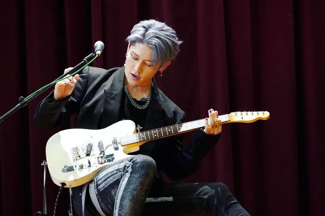 雅-MIYAVI-さんのインスタグラム写真 - (雅-MIYAVI-Instagram)「Mission achieved!  Swung by a school over in Nara, courtesy of the Fender’s #WeLoveMusic charity project.  These students - and yeah, the teachers too - know how to rock out  This trip, especially the time with the student band and playing music together reminded me of my feeling when I got my first guitar at their age. And I realized that I still have that feeling in me clearly.   This instrument takes us somewhere we never been to, It’s like a rocket ship.   Shout out to Fukusumi Band!  Stay rad, keep rocking   🤘🏻  #SchoolOfRock #Fender   ⚡️⚡️  フェンダー「WE LOVE MUSIC」チャリティープロジェクトの一環で、奈良県天理市の福住小・中学校にお邪魔しました  福住軽音部のみんな、最高でした😃 （先生たちも、ROCKでした）  ああ、俺もギターはじめた時こんな感じだったなあと、懐かしい気持ちになりました。友達が家に遊びに来ても、夕飯の準備ができても、ずっとギターを弾き続けてた。今もまだその感覚は覚えてる。  バドはじめフェンダーチーム＆ジョー副担もお疲れ様でした。  みんな、ROCKし続けてね  🤘🏻」5月31日 20時46分 - miyavi_ishihara