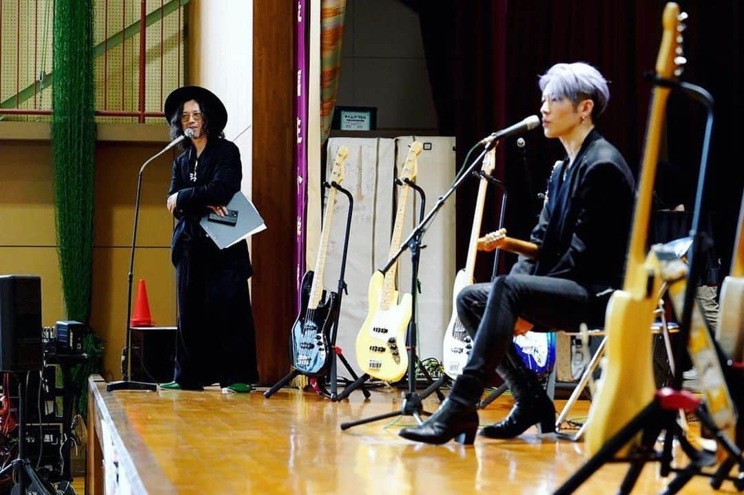 雅-MIYAVI-さんのインスタグラム写真 - (雅-MIYAVI-Instagram)「Mission achieved!  Swung by a school over in Nara, courtesy of the Fender’s #WeLoveMusic charity project.  These students - and yeah, the teachers too - know how to rock out  This trip, especially the time with the student band and playing music together reminded me of my feeling when I got my first guitar at their age. And I realized that I still have that feeling in me clearly.   This instrument takes us somewhere we never been to, It’s like a rocket ship.   Shout out to Fukusumi Band!  Stay rad, keep rocking   🤘🏻  #SchoolOfRock #Fender   ⚡️⚡️  フェンダー「WE LOVE MUSIC」チャリティープロジェクトの一環で、奈良県天理市の福住小・中学校にお邪魔しました  福住軽音部のみんな、最高でした😃 （先生たちも、ROCKでした）  ああ、俺もギターはじめた時こんな感じだったなあと、懐かしい気持ちになりました。友達が家に遊びに来ても、夕飯の準備ができても、ずっとギターを弾き続けてた。今もまだその感覚は覚えてる。  バドはじめフェンダーチーム＆ジョー副担もお疲れ様でした。  みんな、ROCKし続けてね  🤘🏻」5月31日 20時46分 - miyavi_ishihara