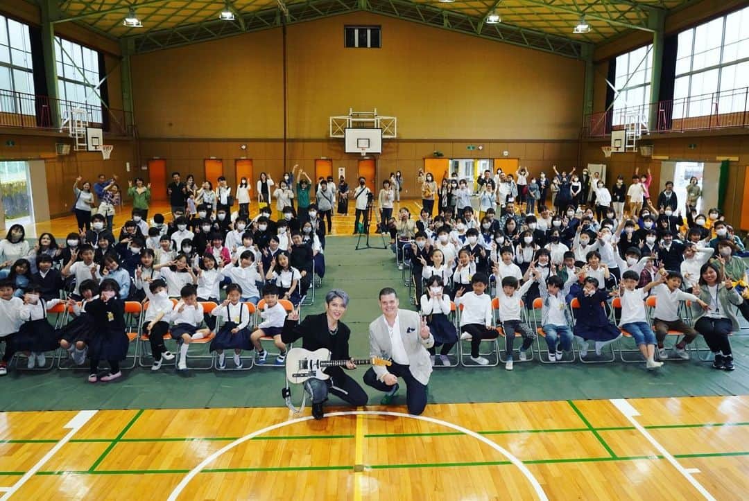 雅-MIYAVI-のインスタグラム：「Mission achieved!  Swung by a school over in Nara, courtesy of the Fender’s #WeLoveMusic charity project.  These students - and yeah, the teachers too - know how to rock out  This trip, especially the time with the student band and playing music together reminded me of my feeling when I got my first guitar at their age. And I realized that I still have that feeling in me clearly.   This instrument takes us somewhere we never been to, It’s like a rocket ship.   Shout out to Fukusumi Band!  Stay rad, keep rocking   🤘🏻  #SchoolOfRock #Fender   ⚡️⚡️  フェンダー「WE LOVE MUSIC」チャリティープロジェクトの一環で、奈良県天理市の福住小・中学校にお邪魔しました  福住軽音部のみんな、最高でした😃 （先生たちも、ROCKでした）  ああ、俺もギターはじめた時こんな感じだったなあと、懐かしい気持ちになりました。友達が家に遊びに来ても、夕飯の準備ができても、ずっとギターを弾き続けてた。今もまだその感覚は覚えてる。  バドはじめフェンダーチーム＆ジョー副担もお疲れ様でした。  みんな、ROCKし続けてね  🤘🏻」