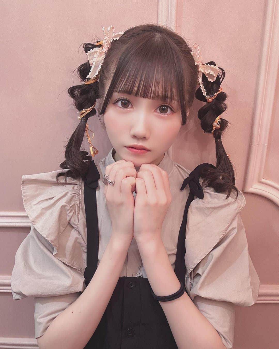 のインスタグラム：「この髪型好評で嬉しかった… 🤍  ヲタビさんがデビュー10周年のお祝いで 豪華にしてくれました♡  ありがとございます✂︎  #japanesegirl #japaneseidol #三つ編み#三つ編みアレンジ #透明感 #色素無 #いいね返し #follow #fashion  #instagood#ツインテール #ツインテールアレンジ #新宿美容室 #ヘアセット #アイドル前髪 #ヲタク美容師」