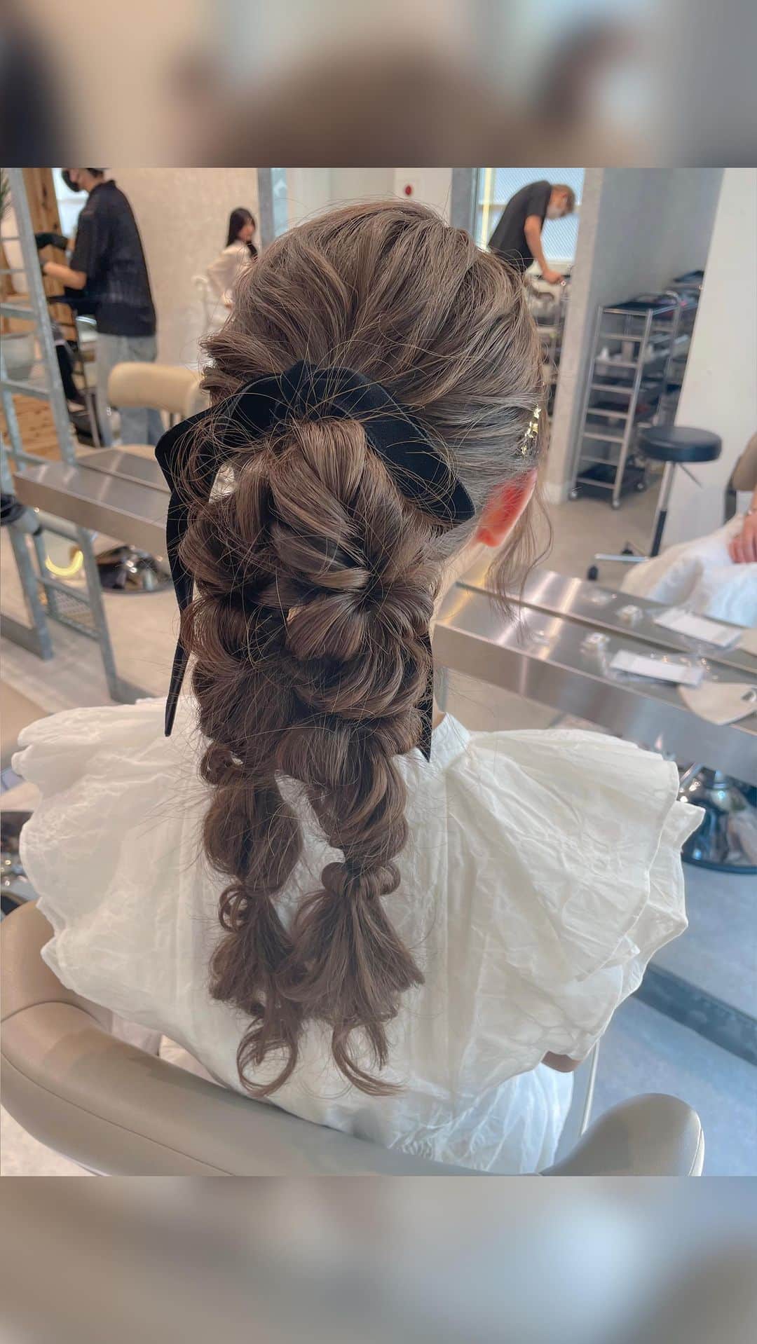 MOMOKOのインスタグラム：「⁡ #結婚式前撮り ヘアセット👰🏼‍♀️🤍 ⁡ おとなかわいいポニー🤎 ⁡ データも送ってくださって とってもうれしかったです🥹♡ ⁡ 大切な日のヘアセットをお任せくださり ありがとうございました🥲✨」