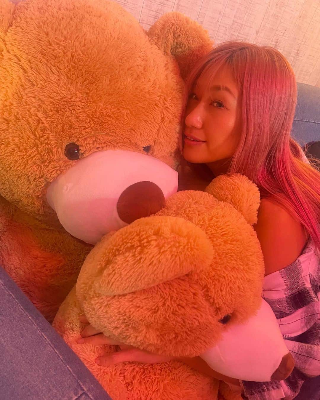 片桐舞子のインスタグラム：「誕生日を迎え、41歳にレベルアップしました🎂  DMやLINE、ストーリーや投稿などでお祝いの言葉を下さった皆様、ありがとうございます🧸  真っ直ぐに、ひたむきに、人を傷つける嘘をつかず、周りにいる人を大切に、そしてアグレッシブに大胆に、前を向いて進んでいける1年にできるよう自分自身が成長していきたいと思います↯︎  いつも支えてくれる皆さん これからも私を、MAY'Sを、宜しくお願いします♡  #mays#今からYouTubeLIVE#5月31日うまれ」