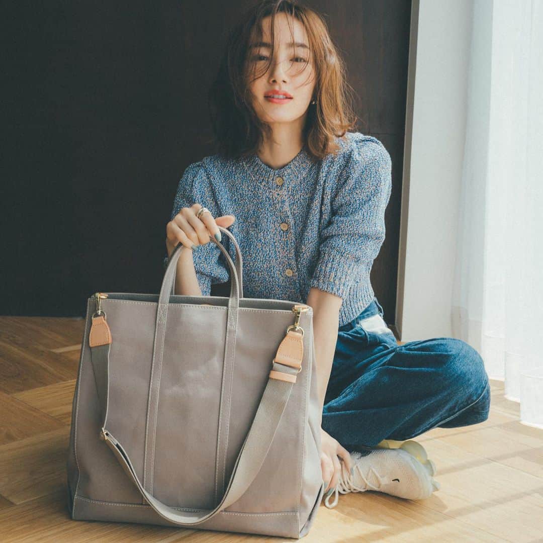 ラシット公式アカウントさんのインスタグラム写真 - (ラシット公式アカウントInstagram)「人気モデルの辻元舞さん @mai_tsujimoto がラシットの企画に初登場！ 私服のセルフスタイリングに乗せて、トートバッグの魅力をご紹介しております。  大容量のビッグトートを、デニムでカジュアルにスタイリング。 特設ページはプロフィールのURLからチェックして！  model @mai_tsujimoto  photography @tokyojorkphotogram  hair & make taisei kuwano edit & text @yasukoisobe   #russet #ラシット #通勤バッグ #ママバッグ #お仕事バッグ #ミニバッグ #ミニショルダー #ミニショルダーバッグ #お仕事トート #ママトート #a4バッグ #a4トートバッグ #辻元舞 #新作バッグ #人気バッグ #夏バッグ #夏コーデ #私服コーデ #夏コーディネート #特設ページ #palcloset #パルクロ #パルクローゼット #キャンバスバッグ #キャンバストート #ビッグトート #ビッグトートバッグ」5月31日 20時59分 - russet_official