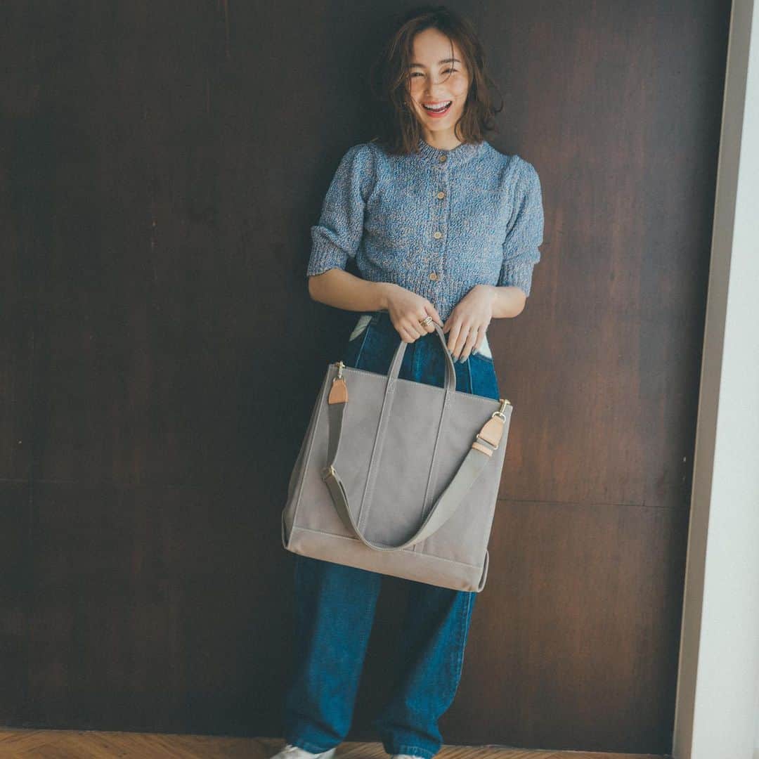 ラシット公式アカウントさんのインスタグラム写真 - (ラシット公式アカウントInstagram)「人気モデルの辻元舞さん @mai_tsujimoto がラシットの企画に初登場！ 私服のセルフスタイリングに乗せて、トートバッグの魅力をご紹介しております。  大容量のビッグトートを、デニムでカジュアルにスタイリング。 特設ページはプロフィールのURLからチェックして！  model @mai_tsujimoto  photography @tokyojorkphotogram  hair & make taisei kuwano edit & text @yasukoisobe   #russet #ラシット #通勤バッグ #ママバッグ #お仕事バッグ #ミニバッグ #ミニショルダー #ミニショルダーバッグ #お仕事トート #ママトート #a4バッグ #a4トートバッグ #辻元舞 #新作バッグ #人気バッグ #夏バッグ #夏コーデ #私服コーデ #夏コーディネート #特設ページ #palcloset #パルクロ #パルクローゼット #キャンバスバッグ #キャンバストート #ビッグトート #ビッグトートバッグ」5月31日 20時59分 - russet_official