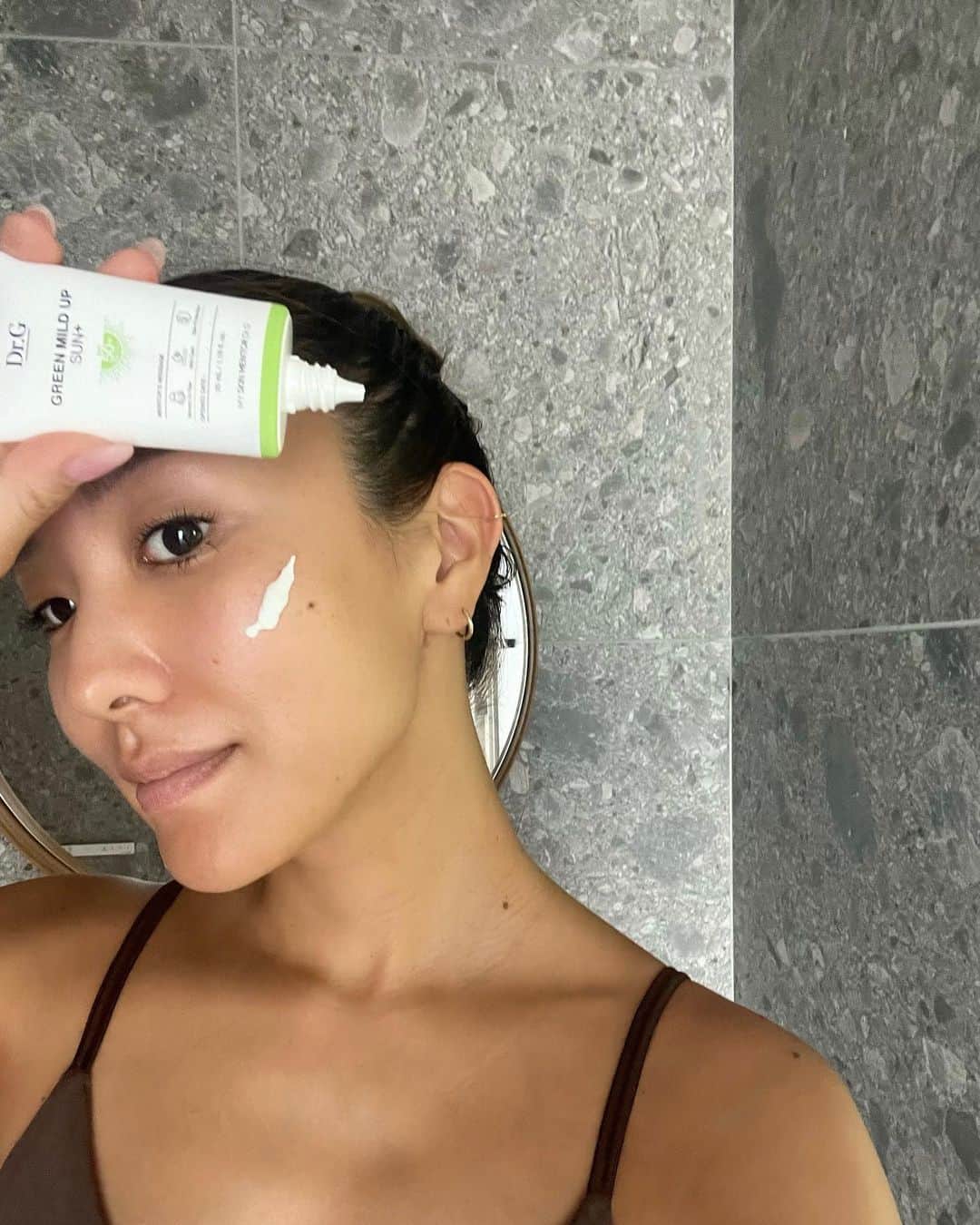 小竹麻美のインスタグラム：「ストレスフリーなUVクリーム🩶 しっとりセミマットがタイプ。  #ドクタージー」