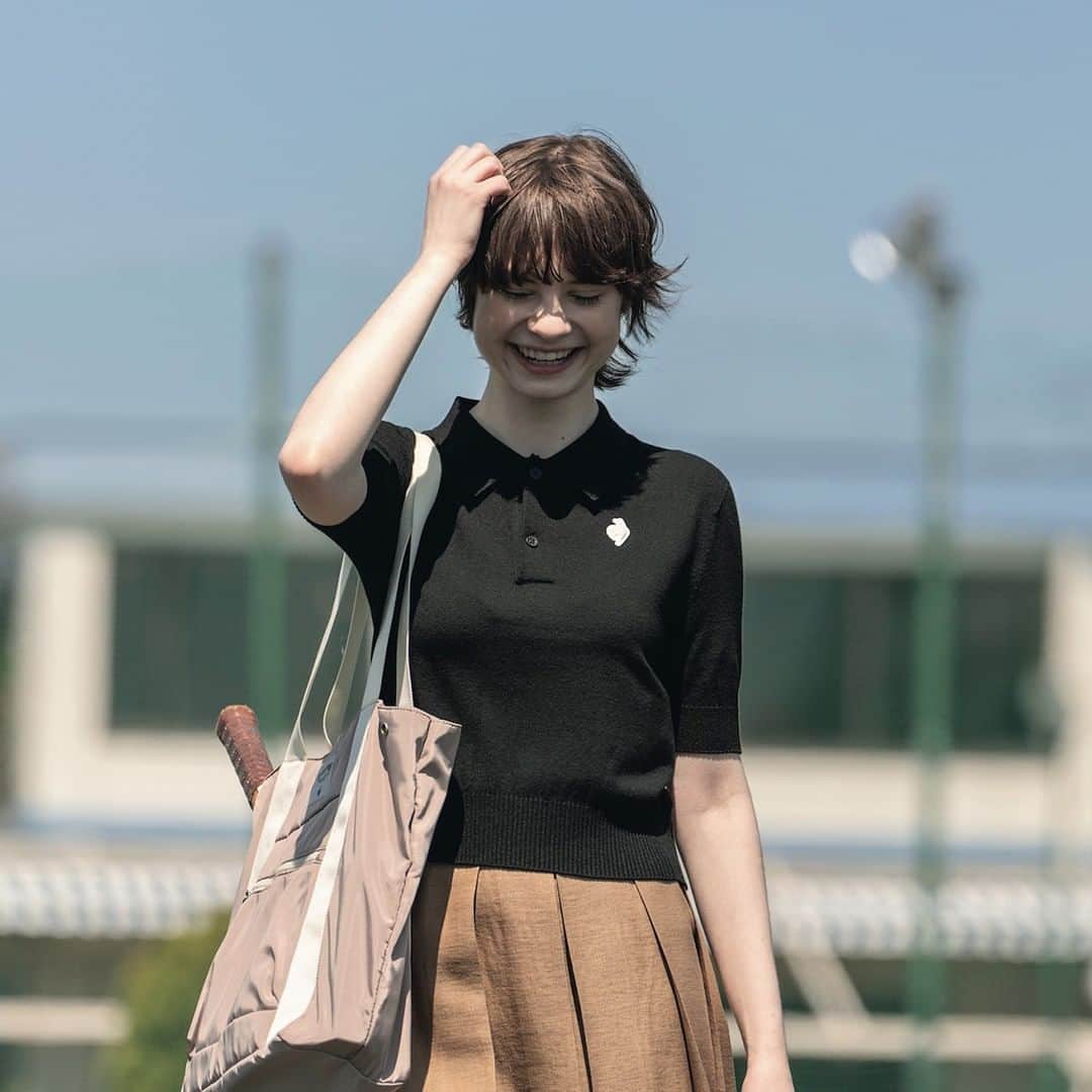 FUDGEのインスタグラム：「ポロシャツ好きなスクールガール ∟ ( @lecoqsportif_japan )  《ルコックスポルティフ》のポロシャツがお気に入りの Marta。 レディに、スポーティに、はたまたカジュアルにだって着こなしてみせる。そんなポロシャツ愛好家な彼女のスタイルサンプル、一緒に覗いてみない？  スクールライフのはじまりには上品なムードの黒いポロシャツが主役。ショート丈の黒いポロシャツに、プリーツスカート合わせのレディな装いで学校へ。コンパクトなサイズ感とキリッとした表情は、1 日のはじまりにピッタリ。なんてったって、背筋をピンと伸ばしてくれるしね。胸元に佇むスタイリッシュなブランドロゴがグッドアクセントとなって、スクールスタイルをアップデートしてくれる。  ✔︎ #ポロシャツ ¥16500 ✔︎ #バッグ ¥6380 〰︎ ともに le coq sportif（デサントジャパンお客様相談室）  #lecoqsportif #ルコックスポルティフ #ルコック #PR」