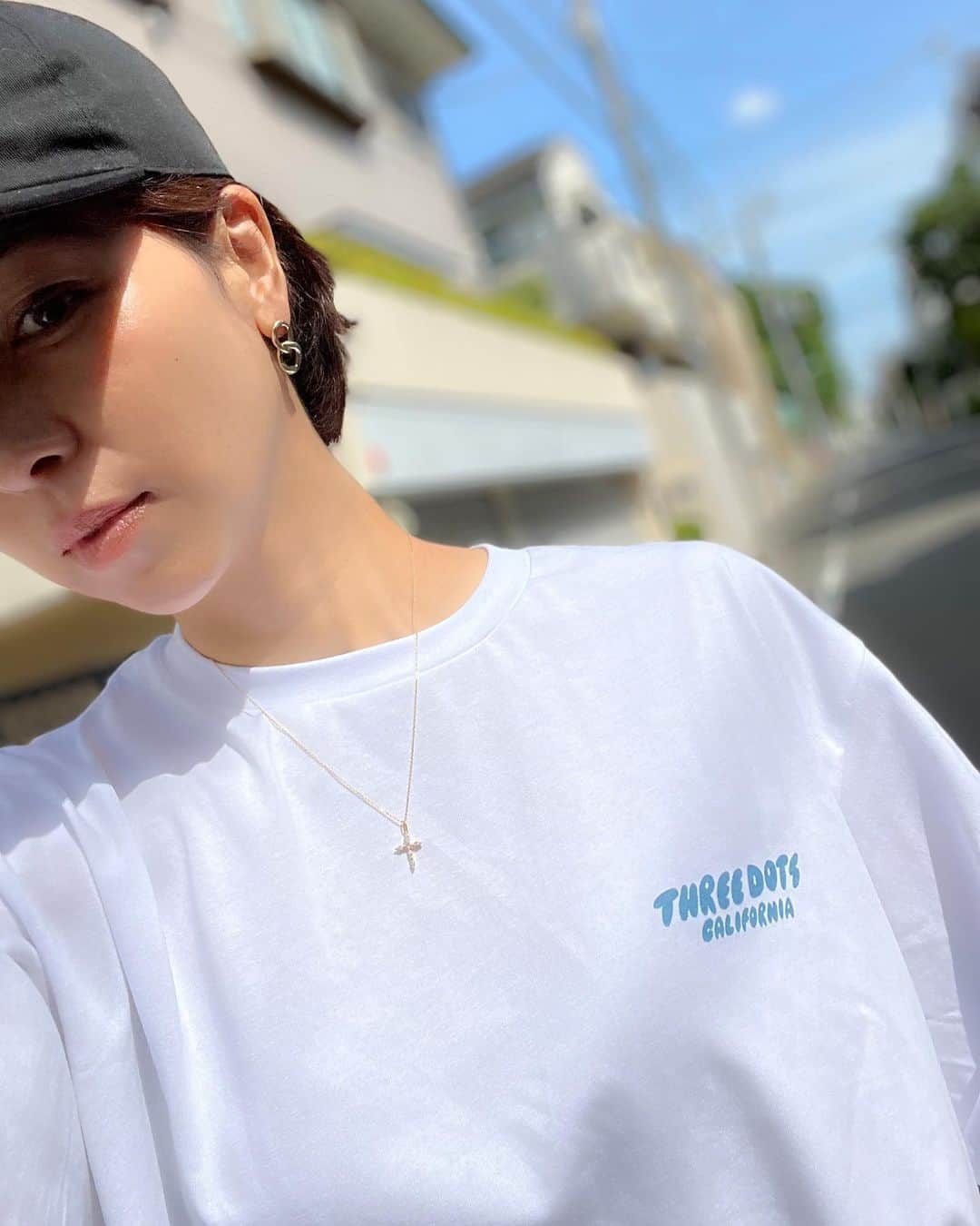 鈴木サチさんのインスタグラム写真 - (鈴木サチInstagram)「. @threedots_official のポップアップが今日から 伊勢丹新宿2F アーバンクローゼットでスタート✨ @isetan_shinjuku_urbancloset   ポップアップでは ・イラストレーター関根正悟さんのグラフィックT シャツ ・小林昭さんフォトT が先行販売されてます！ . 私は @shogosekine0319  さんのグラフィックTシャツの白をGet🤍 . ユニセックスのMだから、私もパパも着れちゃう😍😍 . みなさんも是非行ってみてね😘  #ママ #ママモデル #モデル #4児モデル #threedots #スリードッツ #PR」5月31日 20時52分 - sachi_suzuki