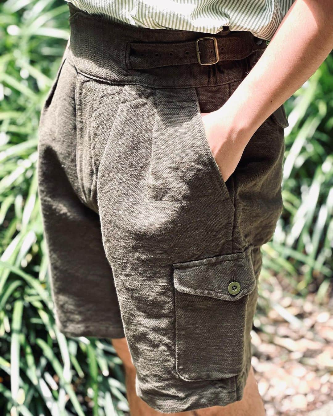 BEAMS+さんのインスタグラム写真 - (BEAMS+Instagram)「・ BEAMS PLUS RECOMMEND.  <BEAMS PLUS>  " Cotton Canvas Gurkha Shorts"  Its roots are the pants worn by the hill tribes of Nepal in the 19th century.  Gurkha shorts, which arranged those pants into shorts. A unique design with pleats on the front, deep rise, and waistbands on the left and right sides of the waist. The flap pocket attached only to the left is a detail seen in vintage models.  --------------------------------------------  19世紀ネパールの山岳民族が着用していたパンツがルーツ。そのパンツをショートパンツへアレンジした〈BEAMS PLUS〉グルカショーツ。フロントのプリーツと深い股上、ウエスト部左右にウエストバンドが付く独特のデザイン。左のみに付くフラップポケットはヴィンテージモデルに見られるディテールです。       #beams #beamsplus #beamsplusharajuku  #harajuku #mensfashion #mensstyle #stylepoln #menswear #gurkha #shorts」5月31日 20時52分 - beams_plus_harajuku
