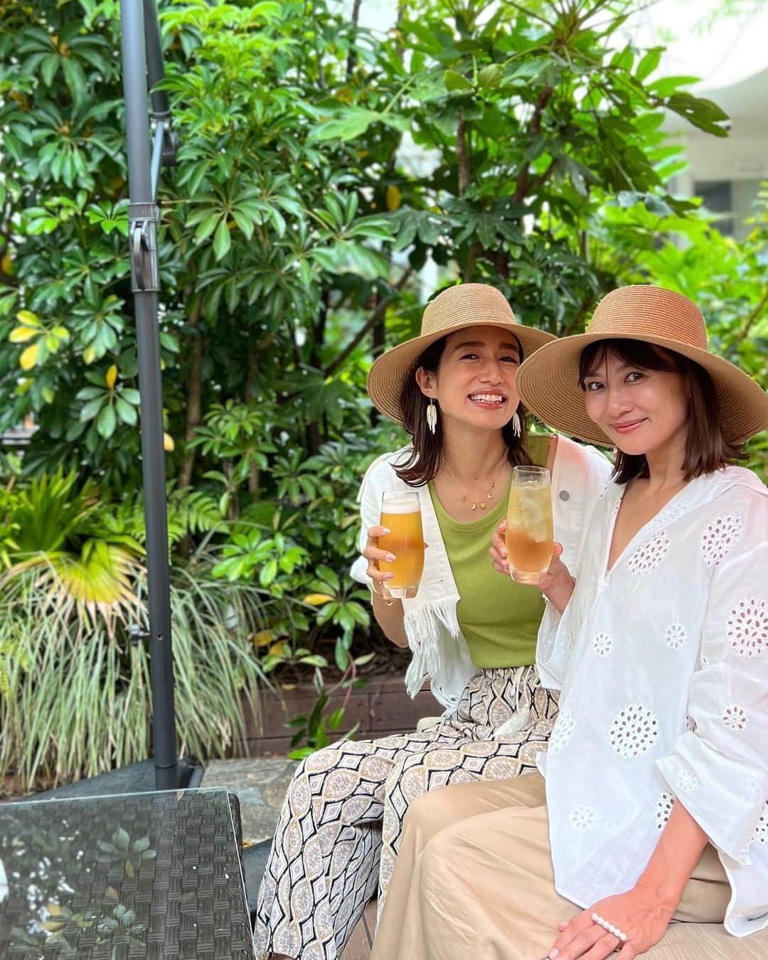 のインスタグラム：「ななこちゃんと久しぶりにランチできた日♡ お揃いのハットで集合😍👒  もちろんだけどすぐ美の秘訣を聞く私😂 顔の筋膜運動とか、本当に勉強家で更に結果も伴ってるから 説得力もすこぶる抜群だよね🥺❤️‍🔥  お揃いハットは折りたためてサイズ調整もできる優れものだよ🫶  楽しかったーー！🤤♡  #フェアリーななこ 🧚‍♀️←私がずっと呼んでるあだ名🤣 @nanakofujisaki ありがとうーーっ♡♡ . . . . . . . . #お揃いコーデ#ハット#麦わら帽子#夏コーデ#リゾートコーデ#大人カジュアル#カジュアルコーデ」