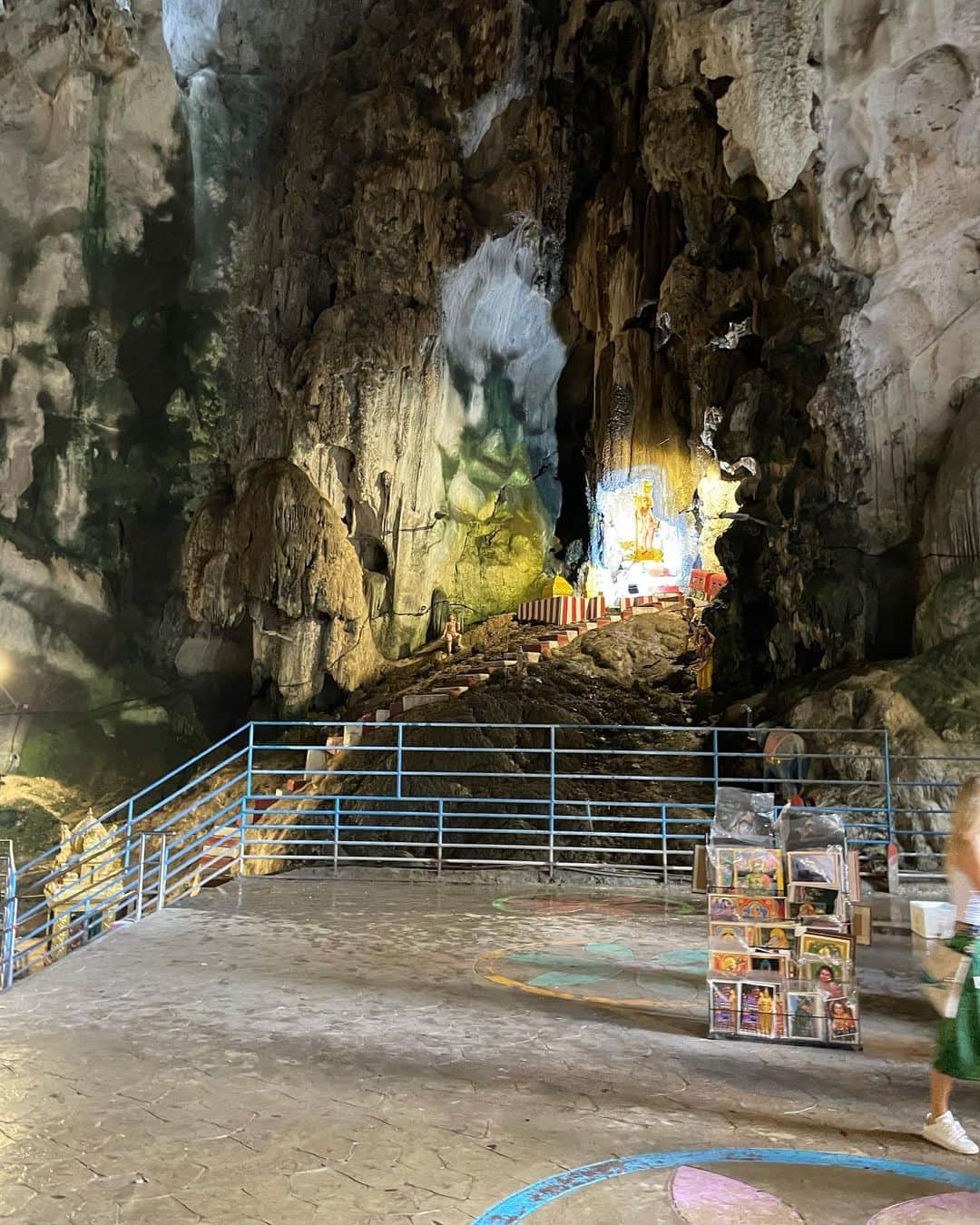 カオルコさんのインスタグラム写真 - (カオルコInstagram)「🐒🐾 🛕  ヒンドゥー教について学びました。  272段の階段をのぼり、高所恐怖症と再確認。  バツー洞窟はヒンドゥー教の聖地とも呼ばれているところ。洞窟の中に祀られている神々。世界一の高さを誇る神像など見どころあり。  #travel  #malaysia」5月31日 20時54分 - ka_ruk_