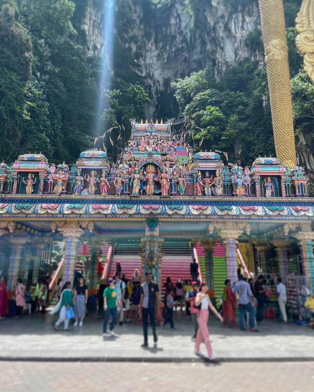カオルコさんのインスタグラム写真 - (カオルコInstagram)「🐒🐾 🛕  ヒンドゥー教について学びました。  272段の階段をのぼり、高所恐怖症と再確認。  バツー洞窟はヒンドゥー教の聖地とも呼ばれているところ。洞窟の中に祀られている神々。世界一の高さを誇る神像など見どころあり。  #travel  #malaysia」5月31日 20時54分 - ka_ruk_