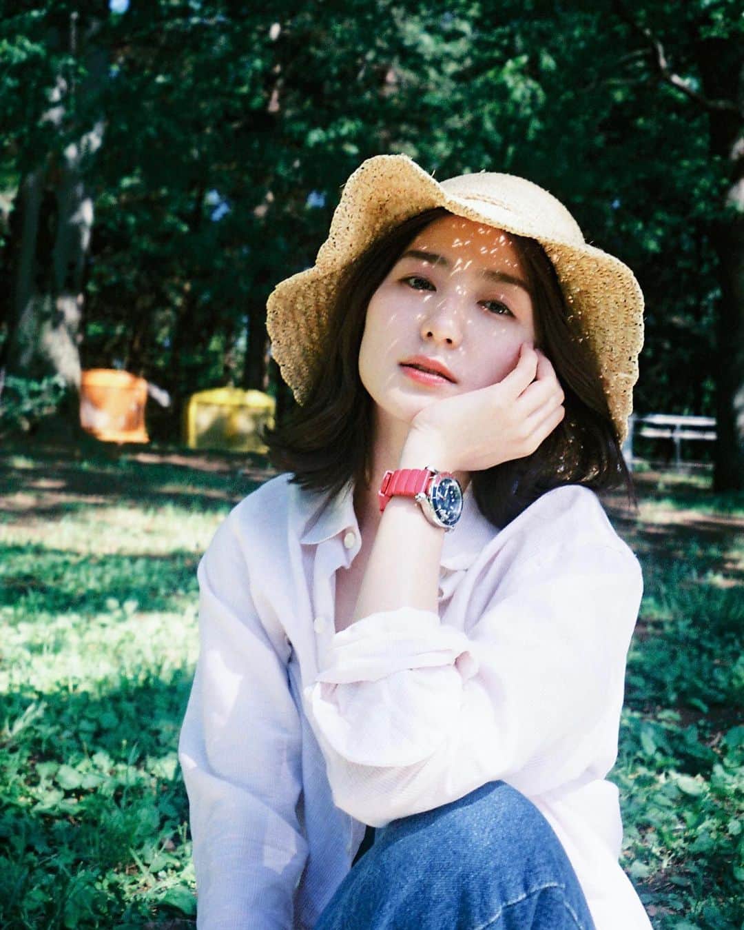 のインスタグラム：「「休日ムーブメント」vol.01  腕時計専門店BEST ISHIDAさんの新連載 なんと、第1回目に呼んでいただきました。  憧れのショパールの時計を着けて 休日の過ごし方を再現させて頂きました🪽✨ @chopard   ロングインタビューと、素敵なお写真が盛りだくさん ぜひご覧ください🫶🏻☺️  #休日ムーブメント #chopardwatch   #BESTISHIDA @best_ishida」