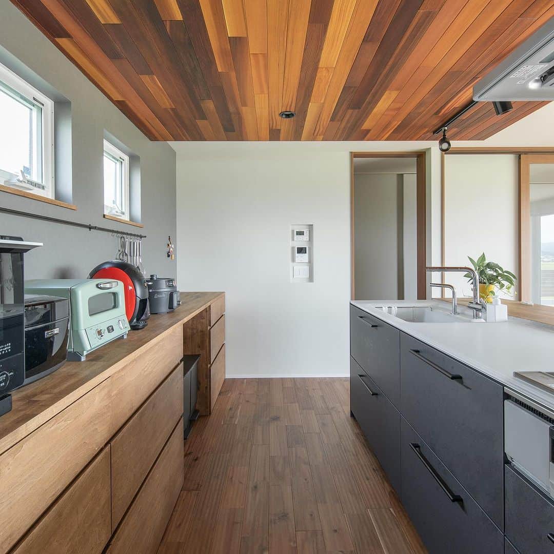 ルポハウス一級建築士事務所さんのインスタグラム写真 - (ルポハウス一級建築士事務所Instagram)「・ ・ ・ キッチン上部には、木目が印象的なレットシダーの下がり天井。 ・ すっきり収納をかなえた造作カップボードと無垢床の素材感に、 クリスタルカウンターのキッチンで上質な空間に。 ・ ・ ・ 𓐌𓐌𓐌𓐌𓐌𓐌𓐌𓐌𓐌𓐌𓐌𓐌𓐌𓐌𓐌𓐌𓐌𓐌  ルポハウスの施工事例はこちらまで☞ @reposhouse  𓐌𓐌𓐌𓐌𓐌𓐌𓐌𓐌𓐌𓐌𓐌𓐌𓐌𓐌𓐌𓐌𓐌𓐌 ルポハウス はちょっとかっこいい家 を"友人のために" という思いでつくっています。 一生に一度のマイホーム。 「あなたにしかできない」×「ルポハウスだからできる」で、 私たちだけの#家づくり を思いっきり楽しんでみませんか？！ ・ ・ ・ #住宅 #注文住宅 #新築 #新築一戸建て #家づくり計画 #キッチン #キッチンインテリア #オイルガード #無垢床 #無垢フローリング #アカシア #アカシアフローリング #サンゲツクロス #fe74021 #アクセントクロスグレー #グレークロス #ダークグレークロス #キッチンクロス #キッチン背面クロス #下がり天井 #下がり天井キッチン #レッドシダーの天井 #マルホン #キッチン腰壁 #キッチン腰壁造作 #スイッチニッチ #totoキッチン #totoザクラッソ #造作カップボード」5月31日 21時00分 - reposhouse