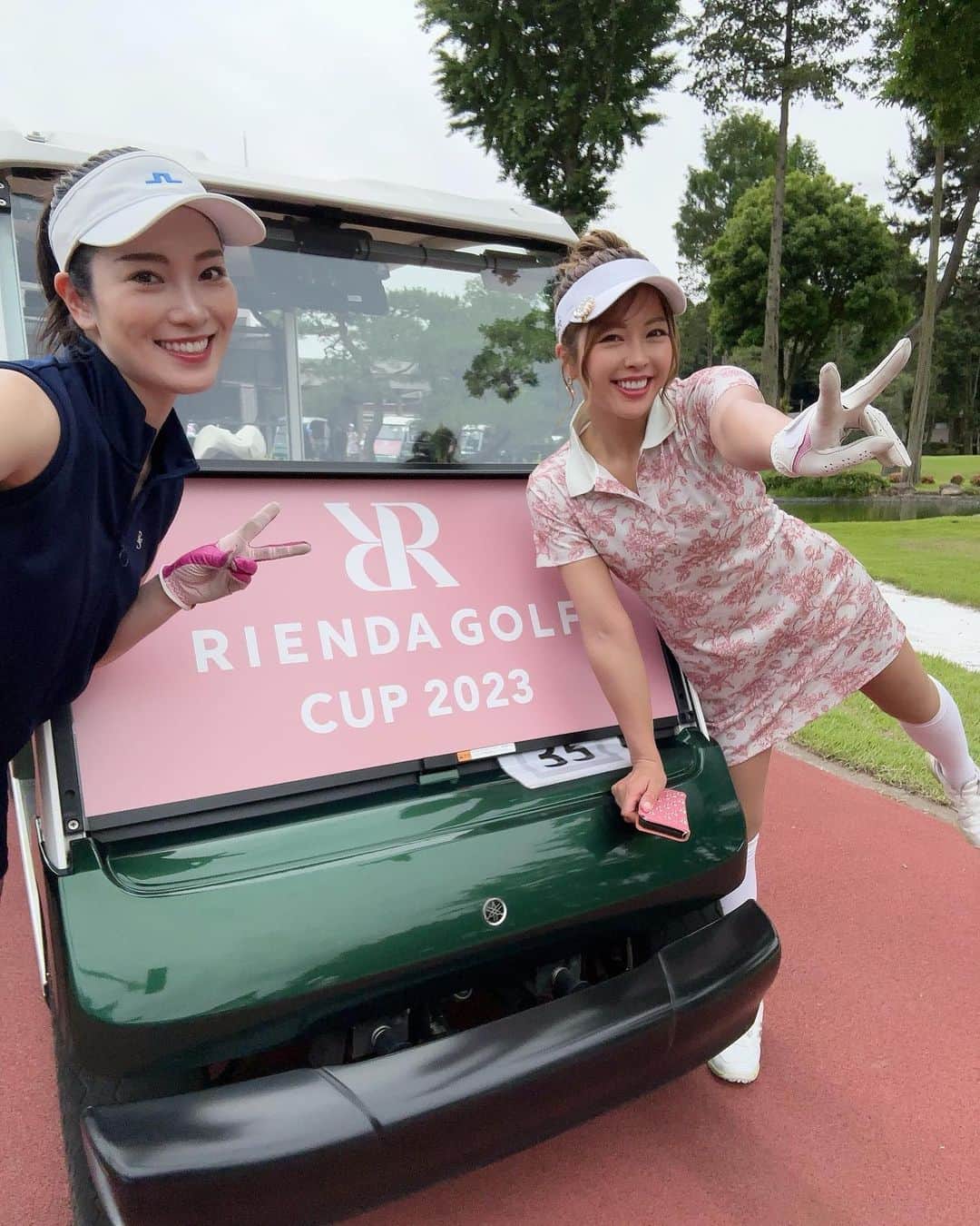 あおい夏海さんのインスタグラム写真 - (あおい夏海Instagram)「先週開催された rienda golf @rienda_golf のコンペ❤️ 数年前から愛用させていただいているrienda golfさんのコンペに参加させていただけて嬉しい💕 カートにもピンクのriendaシールが貼ってあってとにかくゴルフ場がピンクで可愛くなってました✨ ウエアもみんなが集まると本当に華やかで可愛かった😍💓  ココ最近絶好調だったのに この日はドライバーがあっちこっちに飛び全然スコアはまとまらなかったけど、新ペリハマって5位😍❤️ 素晴らしい賞品GETさせていただきました🥹💓 参加賞もとっても可愛いボールとハンドタオル💕  一日楽しかったです！ 主催者の皆様、 @rienda_golf  @momoko_9512  @mari0061  スタッフの皆様、 ゴルフ場の皆様、 コンペに参加したゴルフ女子の皆様、 ありがとうございました🙇‍♀️✨💕✨  今後のrienda golfのウエアもたのしみです‼️   #riendagolf  #riendastyle  #リエンダゴルフ #リエンダコーデ  #riendagirls  #ゴルフ女子 #ゴルフコンペ #ゴルフウェア  #ゴルフコーデ  #ゴルフ場  #ゴルフウェアレディース  #ゴルフ女子会  #あおい夏海 #スポーツ女子」5月31日 20時56分 - natsumi.aoi