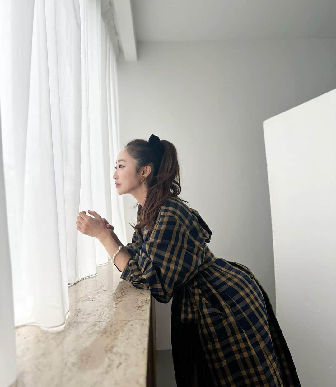 神崎恵さんのインスタグラム写真 - (神崎恵Instagram)「・ コートやオーバーサイズのジャケットをワンピースのように着るのが好きで。 今日も🧥 合わせるのは無造作ハーフアップや高めポニーテールに太いリボン。 思い切って高めに結び、リボンも大きく立体的に。 その分メイクは辛口に、ライン強め🐈‍⬛　　  リボンはユザワヤ80センチ🎀  #神恵ヘア #神恵メイク」5月31日 20時58分 - megumi_kanzaki