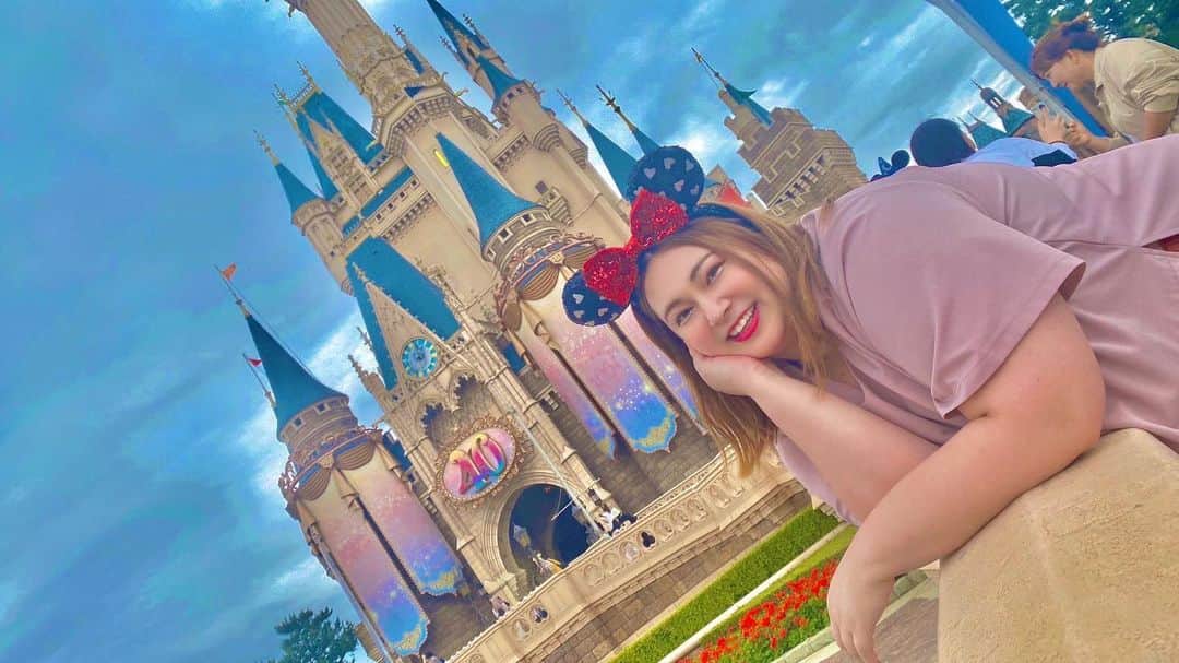 大橋ミチ子のインスタグラム：「🏰💕ディズニーランド40周年🎀✨ おめでとうございます🎊㊗️🥹🎉✨ . . やっといけたーぁ😭💕💕💕 . . 美女と野獣のアトラクションもベイマックスのアトラクションも乗れた!!!! ちょー楽しかった❤️ . 少しずつ写真や動画をアップしていくので、今日は、行けたよのご報告🥹💓  TikTokに動画あげたので、そっちもみてね💜💜💜  #ディズニーランド　#ディズニーランド40周年 #ディズニー」