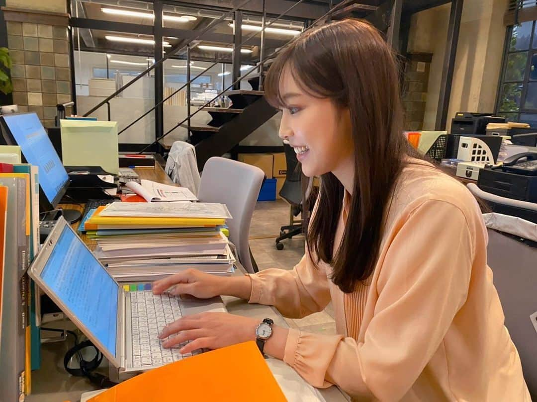 渥美友里恵さんのインスタグラム写真 - (渥美友里恵Instagram)「今夜22時〜「それってパクリじゃないですか？」第8話放送です！ ⁡ 段々デスワークが形になってきました…👩‍💻 お仕事が山積みな渡辺デスクです。 ⁡ どの回も大好きですが、台本を読んで、8話の高梨部長に胸がジーンとなりました。ぜひ観ていただきたいです！ ⁡ 撮影も終盤、さみしいなぁ🥲 ⁡ では、まもなくですー！ ⁡ ⁡ ⁡#それってパクリじゃないですか ？ #それパク #渥美友里恵」5月31日 21時07分 - yurie_atsumi_