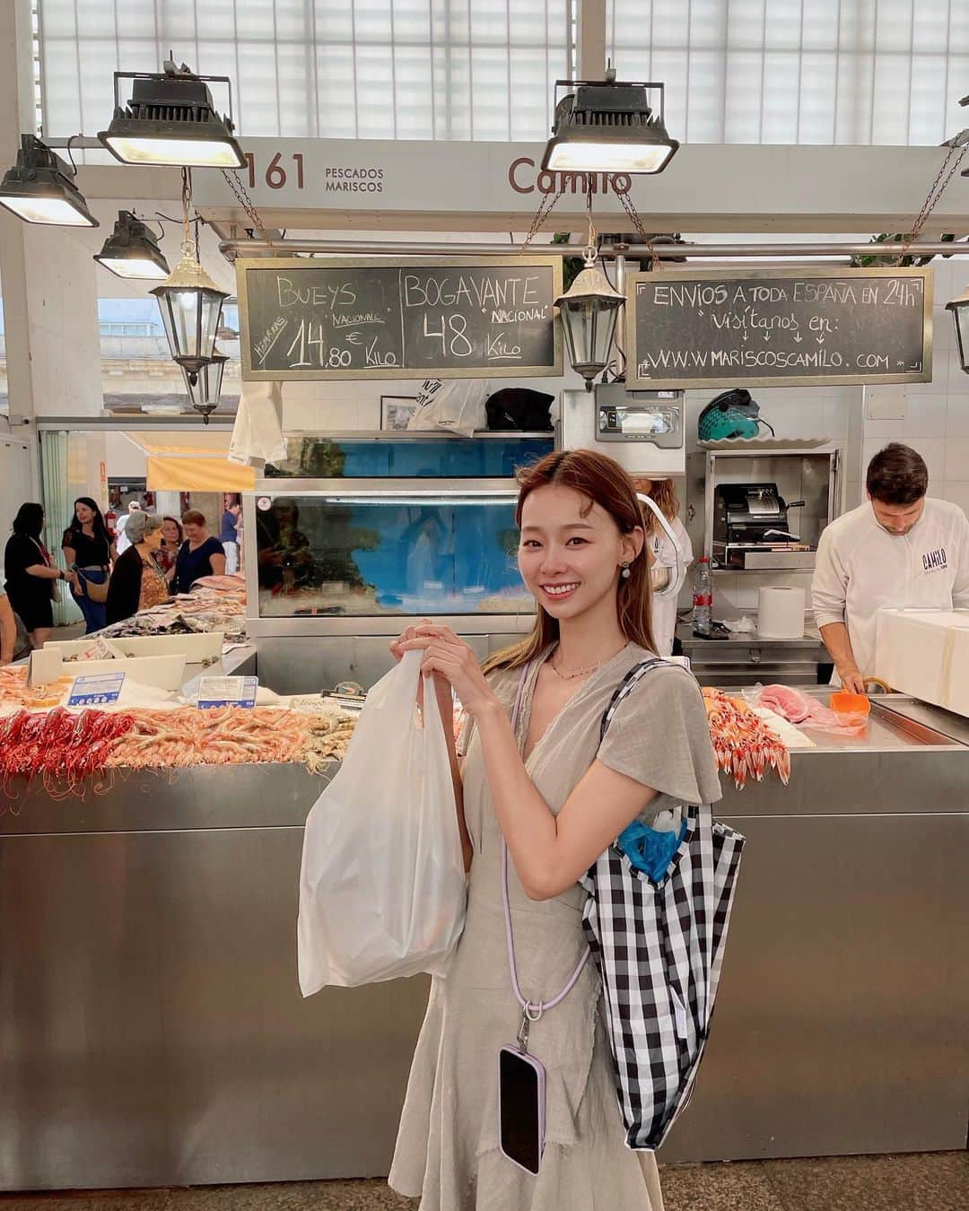 吳斐莉のインスタグラム：「親眼目睹了一件搶奪案！  禮拜二的市場終於開了～ 我們一直期待著吃當地海鮮 所以昨天立刻在市場採買😆 買的時候一直有海鷗盤旋在市場裡 海鮮老闆說他們的寶寶都在屋頂上 所以常會下來”買東西”🤣  結果我就看到有隻海鷗 一個迅雷不及掩耳的速度 就搶走了某攤販的一條魚 招呼也沒打就走了 完全不需要在海上費盡心力 就得到免費一條魚  攤販們也習以為常的歡呼大笑 似乎還討論著今天是誰被搶🤣  BTW這裡也有代客料理的服務耶～」