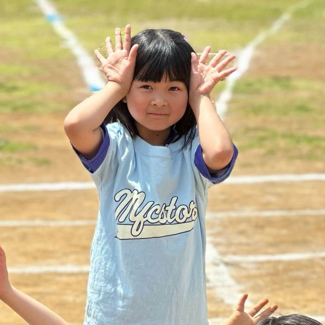 ゆずみつのインスタグラム：「ゆずの運動会🌈✨  去年はコロナでパパとママしか見れなかったから初めて家族で見に行けて良かった🥺✨  楽しそうなゆずの姿が見れてみつもてるも嬉しそうでした🥰  #ゆずみつ #運動会 #子どものいる暮らし #子どもの日常をもっと写真に  #三姉弟」