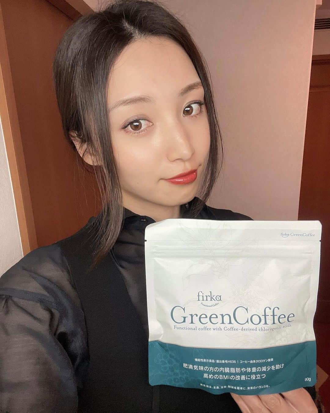 茨木菜緒のインスタグラム：「. フィフカグリーンコーヒー☕️ . コーヒー由来クロロゲン酸類には食後の血糖値上昇を緩やかにする機能、肥満気味の方の内臓脂肪や体重減少を助け、高めのBMIの改善に役立つ機能が報告されているらしい🥹 . コーヒー大好きで毎日絶対飲むんだけど、普通のコーヒーと変わらない美味しさ…♡ . 簡単に作れるし美味しいし続けてみよう🤭☕️ . #フィルカ #firka #フィルカグリーンコーヒー #グリーンコーヒー #firkagreencoffee #greencoffee #コーヒーのある暮らし #コーヒータイム #おうちコーヒー #機能性表示食品 #PR」