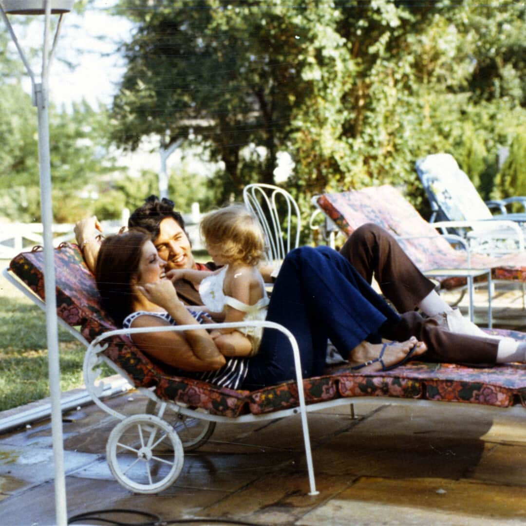 bonpointさんのインスタグラム写真 - (bonpointInstagram)「Family at Home. Priscilla Presley, Lisa Marie Presley and Elvis Presley in Hawaii, California .   #Bonpoint #ElvisPresley」5月31日 21時01分 - bonpoint