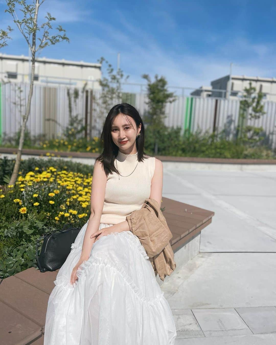 川本彩のインスタグラム：「何だか久しぶりに履いたスカート。最近ずっとパンツスタイルだったから履いただけでこれこれこの感覚...！！って心躍った日。  冬の終わり辺りからずっと探してたボリュームたっぷりのチュールスカート。春はスウェットと合わせて着たかったの、、来年リベンジする✌︎ もっと暑くなってきたらTシャツと合わせたりしよう☺︎♡ スカートは @lialapg @joint_space のものです♡  早く赤ちゃん用の暑さ対策グッズも揃えないとなぁ、最初の年だからあれだけど次から次へと耳慣れないワード出てきて調べるだけで、全然進まないよ😂💦 #lialapg #チュールスカート #ベビーカーコーデ #男の子ママ #ホワイトコーデ #高身長コーデ」