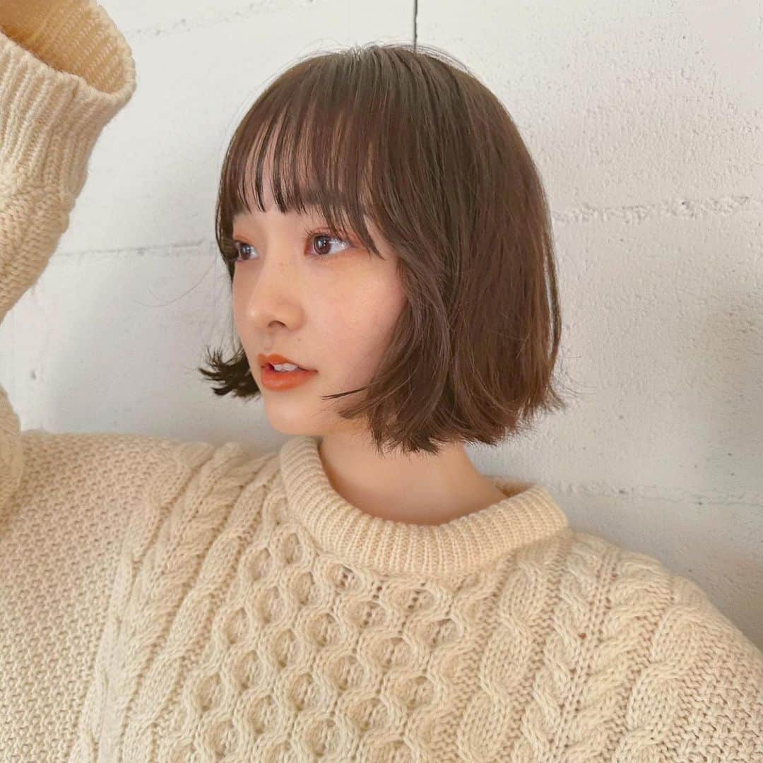 Momoのインスタグラム：「. 無造作なボブも可愛い〜♡ . くせ毛の方におすすめ♡ . .  ✔️画像を保存してカウンセリングの 時にみせてください♡♡ .  イメージを変えたいけど短くするのも ブリーチをするのも勇気がいる🥺 . そんな方にも幅広くその方にあった提案 をさせて頂き一緒におしゃれを楽しみましょう♡ . ブリーチカラーは【ケアブリーチ】を 推奨しております♡ . ケアブリーチは従来よりも髪の毛への ダメージが94%cutされます！ . ブリーチなしのダブルカラーも 提案させて頂きますのでぜひご相談ください♡ . 12／3から 新店舗　GARD/ëN (ガーデン／エン) がopen♡♡ . 場所は表参道♡♡ 新しいこだわりのつまったお店で ぜひお会いできるのを楽しみに お待ちしております♡♡ . . ご予約はTOPからご予約サイト に飛べます✈︎♡(料金もそちらを参考に) . ご新規様も喜んでお待ちしております♡ . お電話.DMからも受け付けております♡ (DMは返信が遅くなる可能性が ございますのでそちらご了承下さい🙇‍♀️)  . .  〒150-0001 東京都渋谷区神宮前5-39-2 2F . TEL☎︎ 03-6712-5995 . 表参道駅から徒歩5分🚶🏼‍♀️(A1出口) ( 銀座線/千代田線/半蔵門線 ) . . 月 定休日 火・水　11:00〜20:00 木・金　12:00〜20:30 土　10:00〜19:00 日　10:00〜19:00 祝　10:00〜19:00 . . ぜひ、ご予約お待ちしてます♡♡ . codeアカウントはこちら   @__cd.momo____________ ♡ . ぜひフォローしてください♡ .」