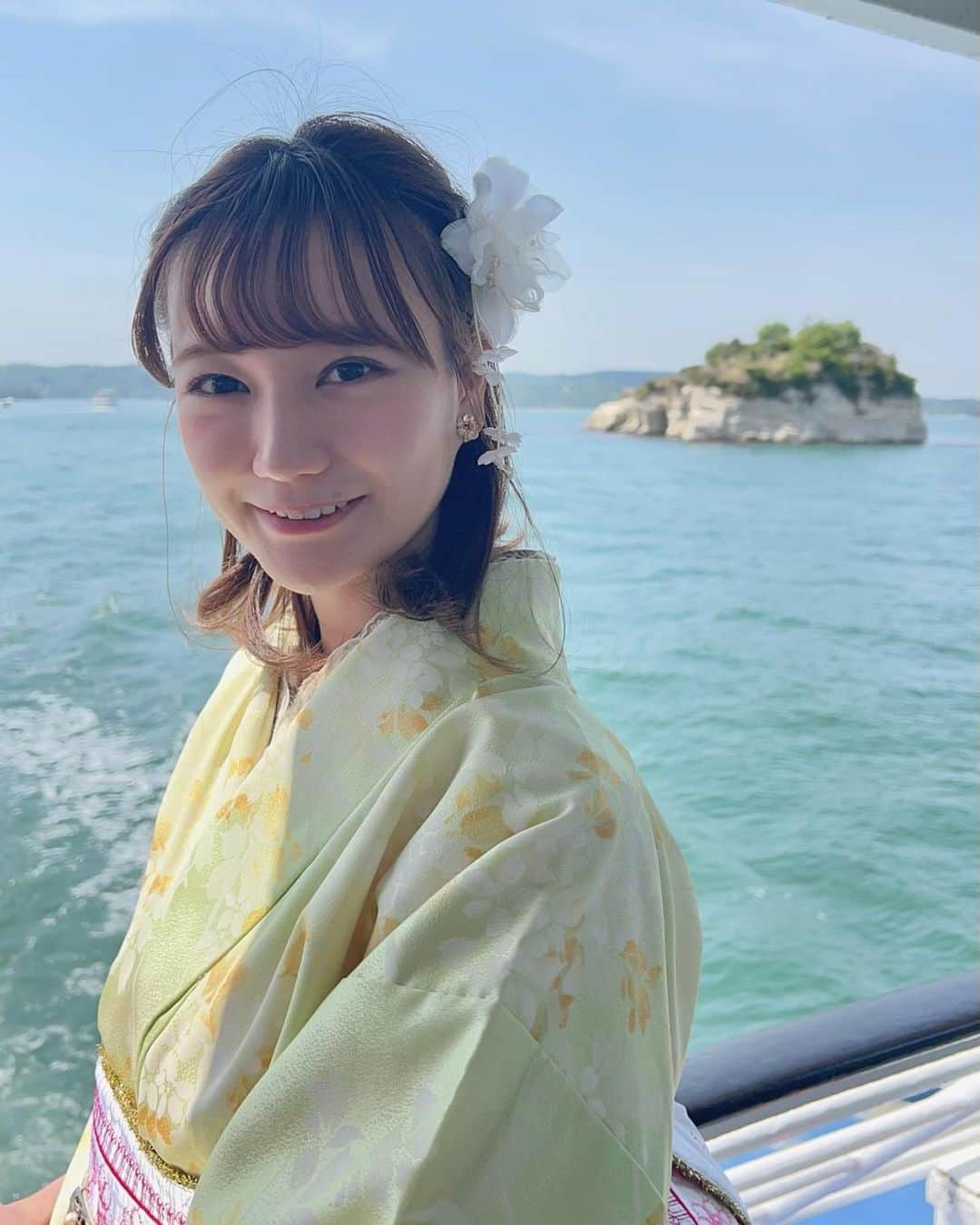 仮屋未来のインスタグラム：「先日、宮城県に行ってきました🏝 ⁡ 中学校からの友人と☺️✨ ⁡ 松島は日本三景のひとつで 松島湾には300近くの島が浮かんでいるそうです！ ⁡ 遊覧船からはユニークな形の島が たくさん見えました🤭 ⁡ そして、かつて仙台城があった市内の公園には 仙台藩を築いた 伊達政宗公騎馬像が🐎 城跡はさすがの高さで✨仙台市内が一望できました🍃💕 ⁡ #仙台　#松島　#宮城県 ⁡」