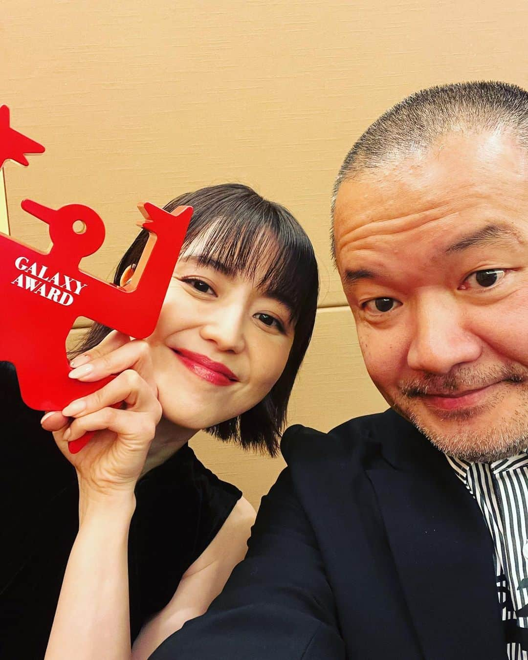 大根仁さんのインスタグラム写真 - (大根仁Instagram)「獲ったーー！ドラマ「エルピス-希望、或いは災い-」ギャラクシー賞大賞受賞しました。放送で、配信で、Blu-ray・DVDで観てくださった皆さま、ありがとうございました！！」5月31日 21時05分 - hitoshione