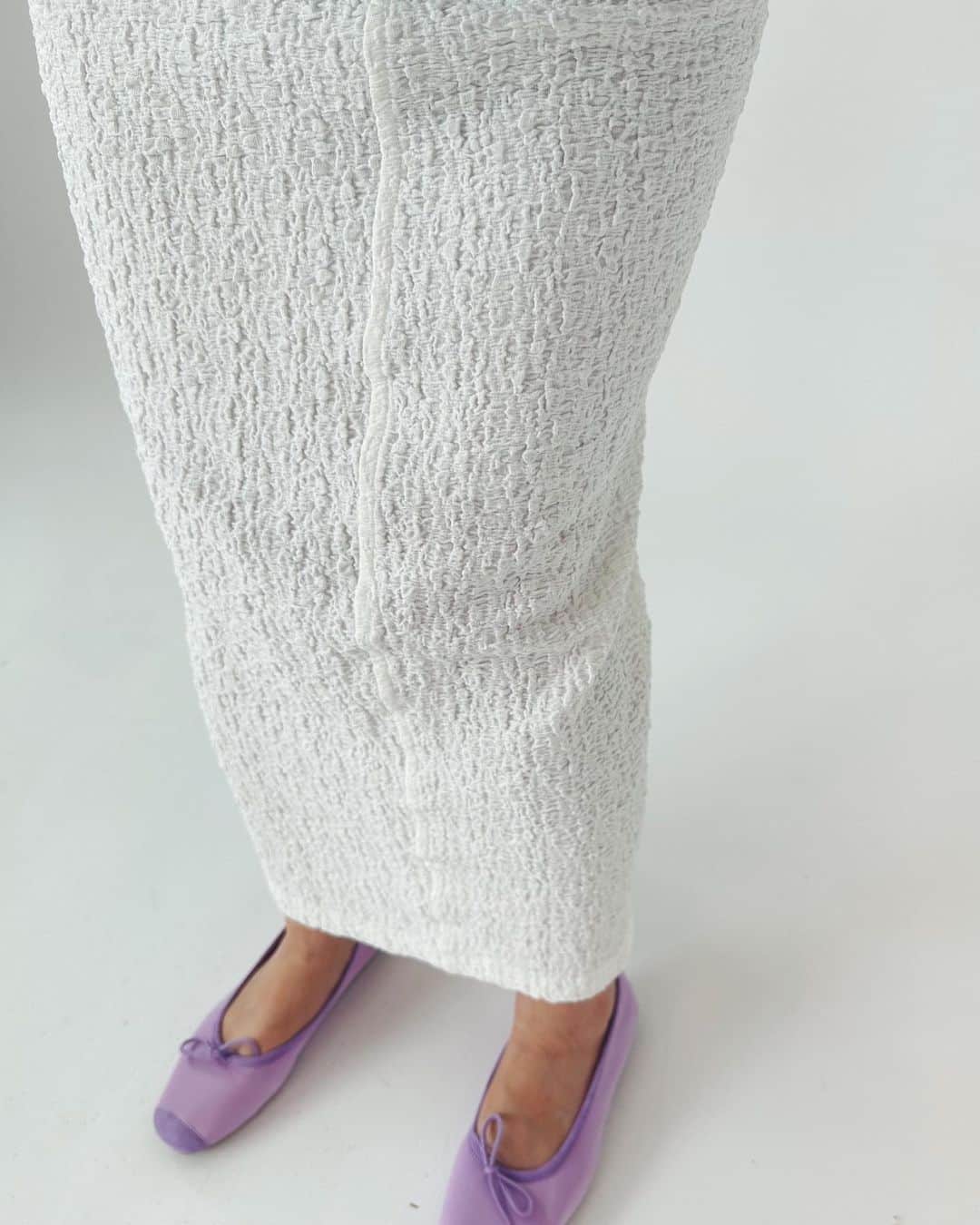 エディットフォールルさんのインスタグラム写真 - (エディットフォールルInstagram)「. EDIT.FOR LULU new skirt ❤︎  6.2 11:00 pre order start  shirring skirt col:white,black size:34,36 ¥12,000+tax  .  くしゅくしゅとしたシャーリング生地を使用したアイラインのスカート。 ジャージ素材なので、柔らかい着心地です。  表面に凹凸感があるので、アイラインシルエットながら体のラインをひろいすぎません。 フロントに接ぎのラインがあることですっきりとした縦長の印象になります。 他にはない素材感がとってもフェミニンなので、Tシャツなどカジュアルアイテムを女性らしく着こなせます。  .」5月31日 21時17分 - editforlulu_official