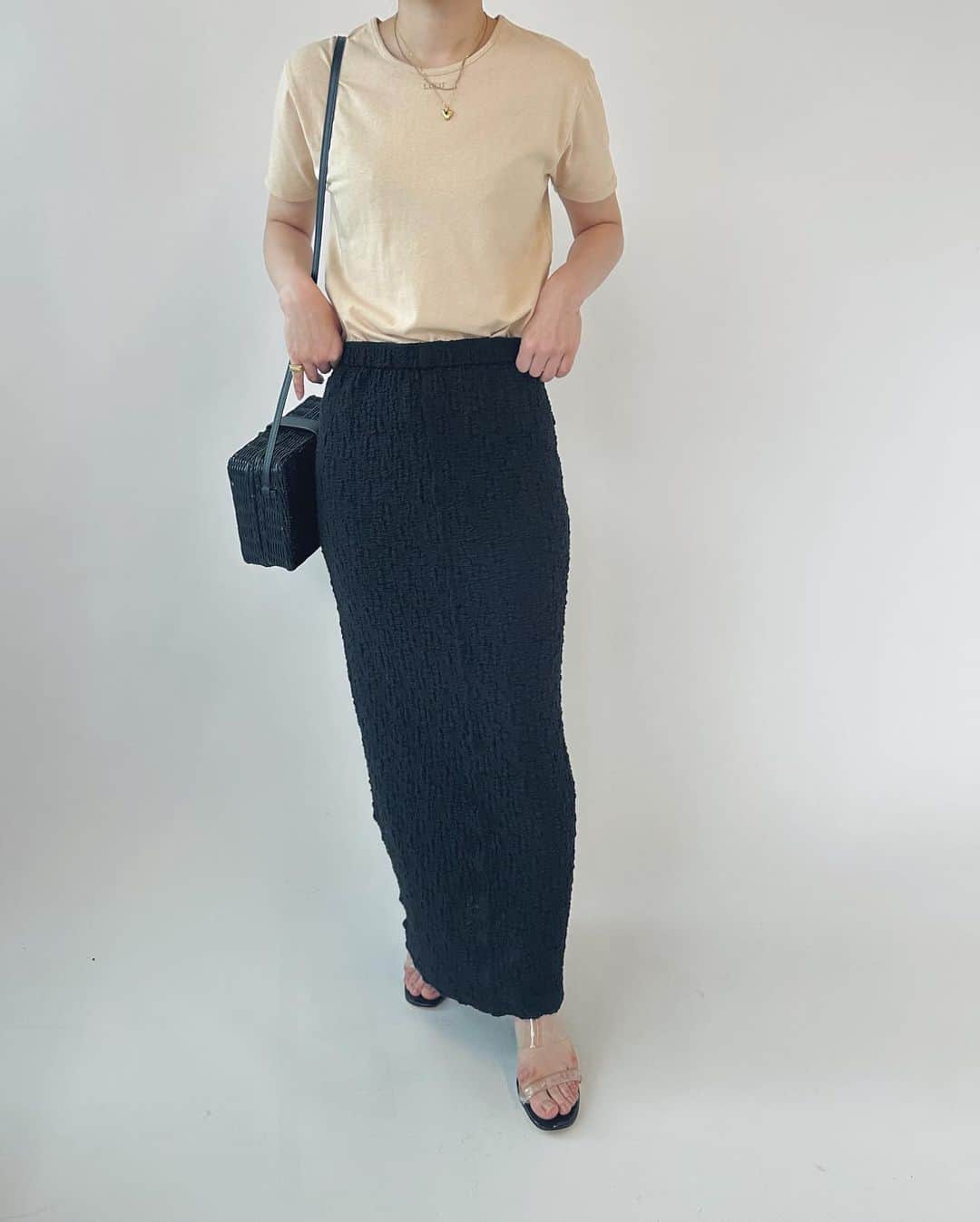 エディットフォールルさんのインスタグラム写真 - (エディットフォールルInstagram)「. EDIT.FOR LULU new skirt ❤︎  6.2 11:00 pre order start  shirring skirt col:white,black size:34,36 ¥12,000+tax  .  くしゅくしゅとしたシャーリング生地を使用したアイラインのスカート。 ジャージ素材なので、柔らかい着心地です。  表面に凹凸感があるので、アイラインシルエットながら体のラインをひろいすぎません。 フロントに接ぎのラインがあることですっきりとした縦長の印象になります。 他にはない素材感がとってもフェミニンなので、Tシャツなどカジュアルアイテムを女性らしく着こなせます。  .」5月31日 21時17分 - editforlulu_official