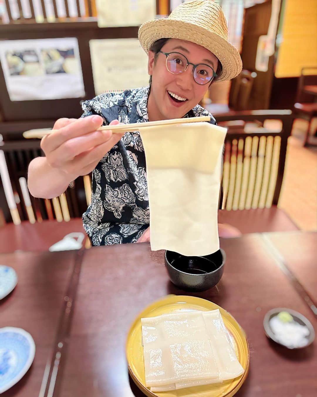 金子貴俊のインスタグラム：「こんなうどんは初めてだ！ 群馬県は桐生の名物ひもかわうどん！ つるっと食べ応えもあって、新感覚なうどんで美味しかった✨」