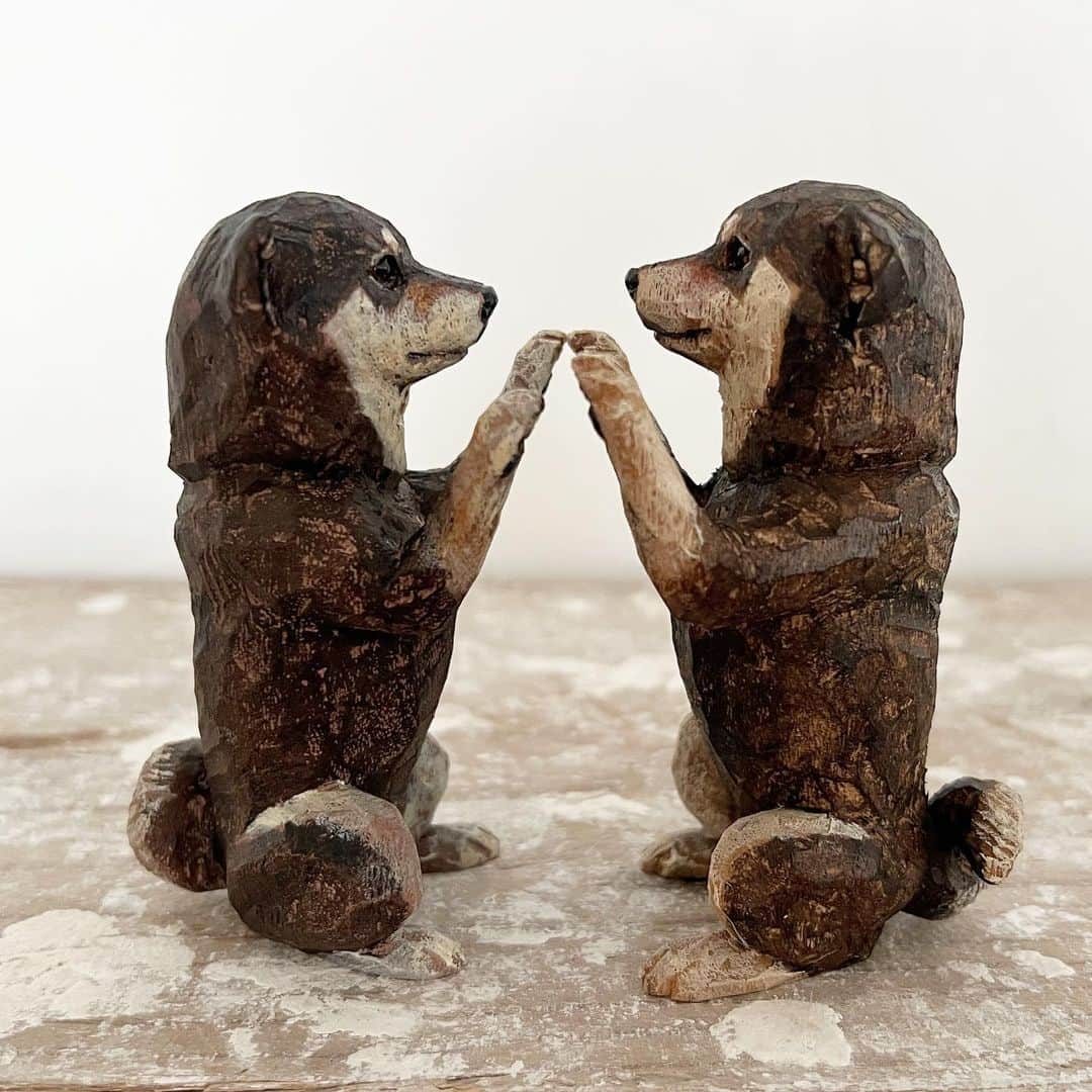 はしもとみおのインスタグラム：「ひたすらかわいいおふたり、 タッチとタッチ。  #shibastagram #shibainu #shiba #woodcarving #woodworking #sculpture #woodsculpture #bronze #miohashimoto #黒柴月くん」
