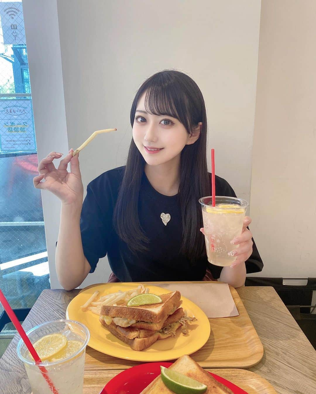 MI-MIさんのインスタグラム写真 - (MI-MIInstagram)「中目黒にあるLONCAFEへ🥤🥪  3種のチーズのキューバサンドを いただきました〜🤍  ホットサンド大好きだから 久しぶりに食べれて満足なお昼ご飯でした☺️  駅の高架下にあって駅近だし おすすめだよ〜//  PR @loncafe #LONCAFE #中目黒ランチ #中目黒カフェ #中目黒スイーツ #東京フレンチトースト  #中目黒グルメ #中目黒ごはん」5月31日 21時10分 - mii__mi.chan