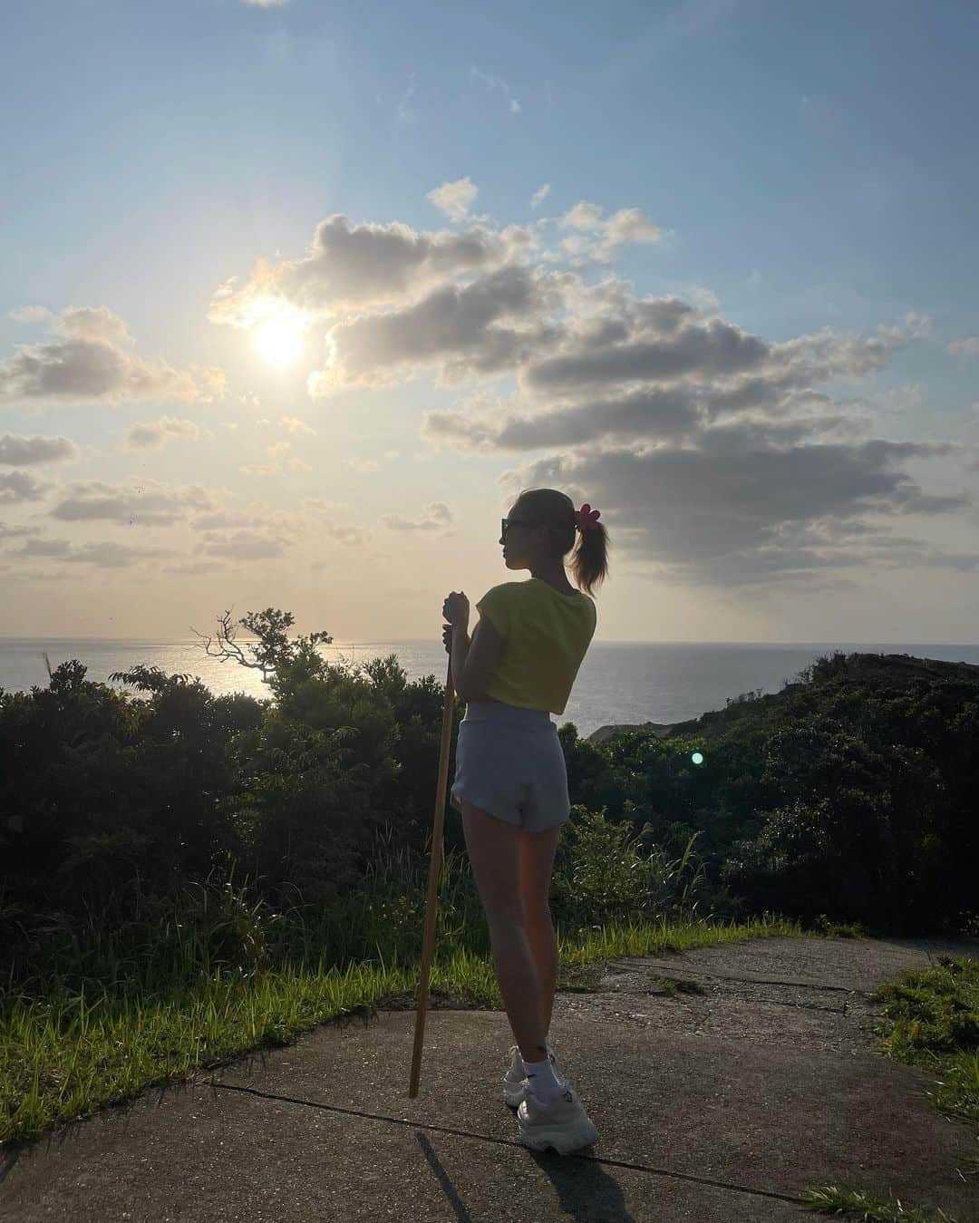 中村香夏のインスタグラム：「. ルンルン🎶ハイキング厚底は🙅🏼‍♀️👟 断崖絶壁すぎて言葉がでなかった😧地球感じた🌏🌱  途中、胸の高さくらいまでの茂み進んだんだけど、 ハブ勘ぐりしかなかった🐍」