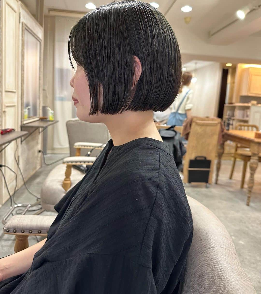 松原加奈恵さんのインスタグラム写真 - (松原加奈恵Instagram)「できるだけコンパクトに✂︎ えりあし、いけるとこまで攻めたミニミニなボブ👌🤍  naluhair【 ナルーヘア 】 大阪府大阪市西区北堀江1-3-10 エクセルコート北堀江　202  最寄駅 四ツ橋(5番出口)  ※2023/7/1より産休に入らせていただきます。  〰️〰️〰️〰️〰️〰️〰️〰️〰️〰️〰️〰️〰️  #ボブの沼#大阪ボブ#ミニボブ#外ハネボブ#ベージュ #大阪ボブ#ワイドバング#オン眉#オン眉ボブ #ミニマムボブ#大阪ボブ#ぷつっとカット#イメチェン #くすみカラー#オリーブベージュ#地毛風 #大阪美容室#心斎橋美容室#堀江美容室#似合わせカット」5月31日 21時17分 - piiiiiiico