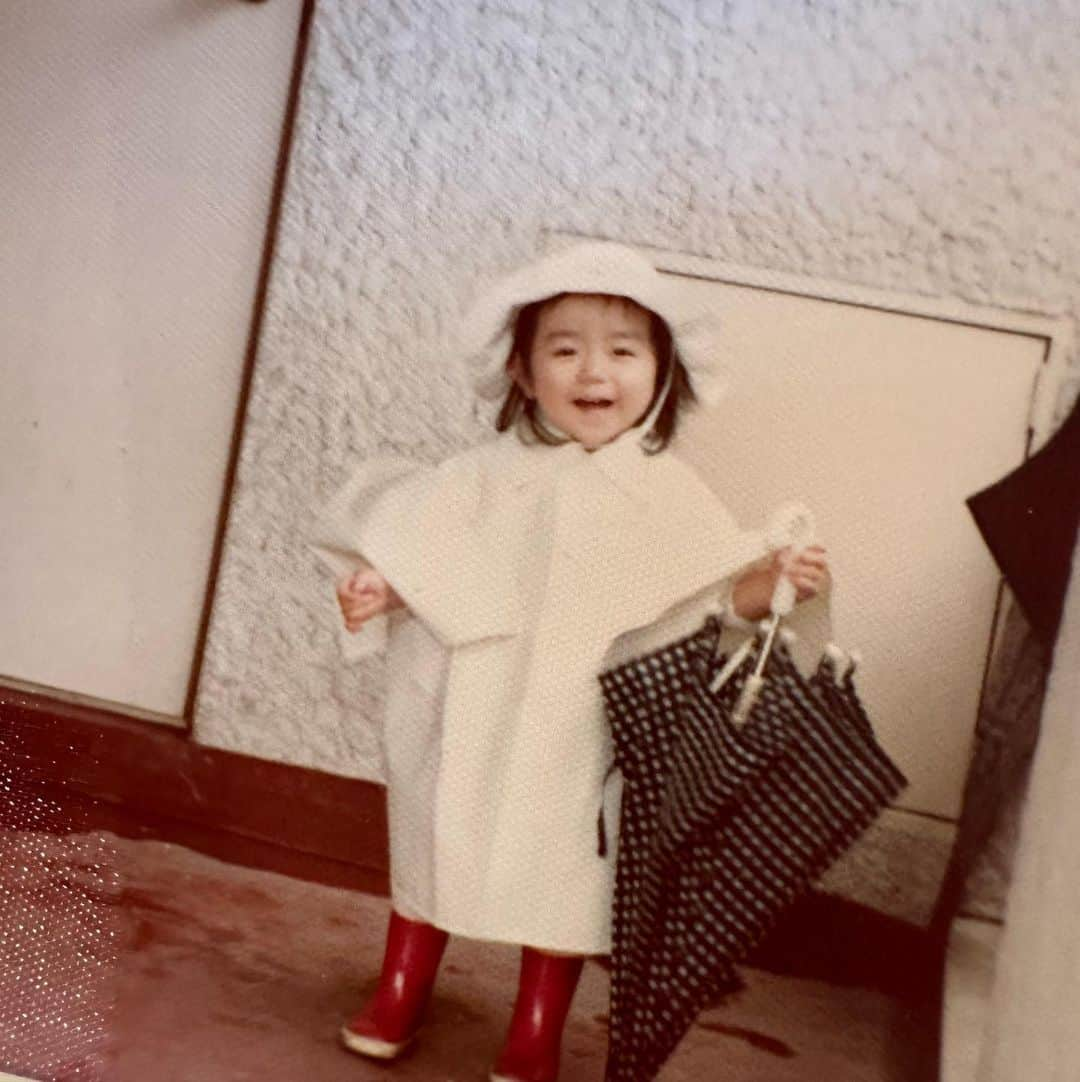 山本里美のインスタグラム：「I was 3 years old. This white raincoat was my favorite.」