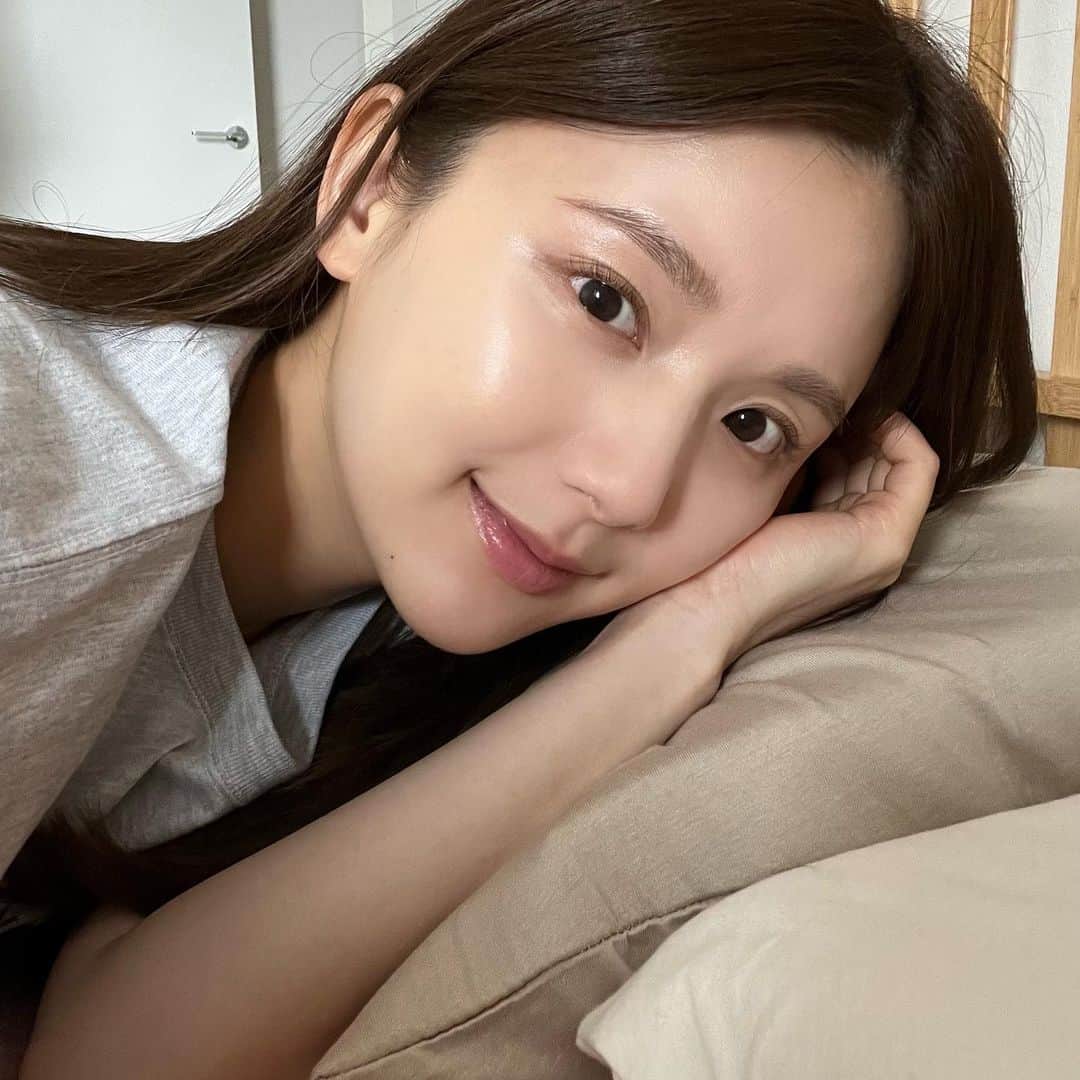 ひよんのインスタグラム：「🛌💤🌙  最近枕をブレインスリープに変えた😆✨ 枕の高さを選べるのだけど、 🦍くんはスタンダードの高さで 私はローを使ってるよ🤍  枕の高さって大切だからそこを選べるのも嬉しいし、 7日間かけて枕自体が自分の頭の形にフィットしてくれるから、 より寝心地がよくなるの🫨🩷  頭を冷やして速く深い眠りにつかせてくれるみたい🫶 お手入れも簡単だし夫婦で愛用中👄  #brainsleep #brainsleeppillow #ブレインスリープ #ブレインスリープピロー #枕」