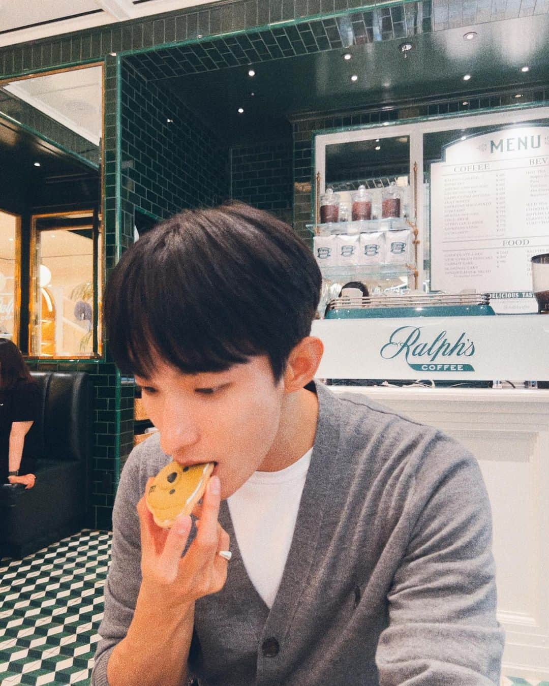 ドギョムさんのインスタグラム写真 - (ドギョムInstagram)「Ralph's coffee🧸」5月31日 21時25分 - dk_is_dokyeom