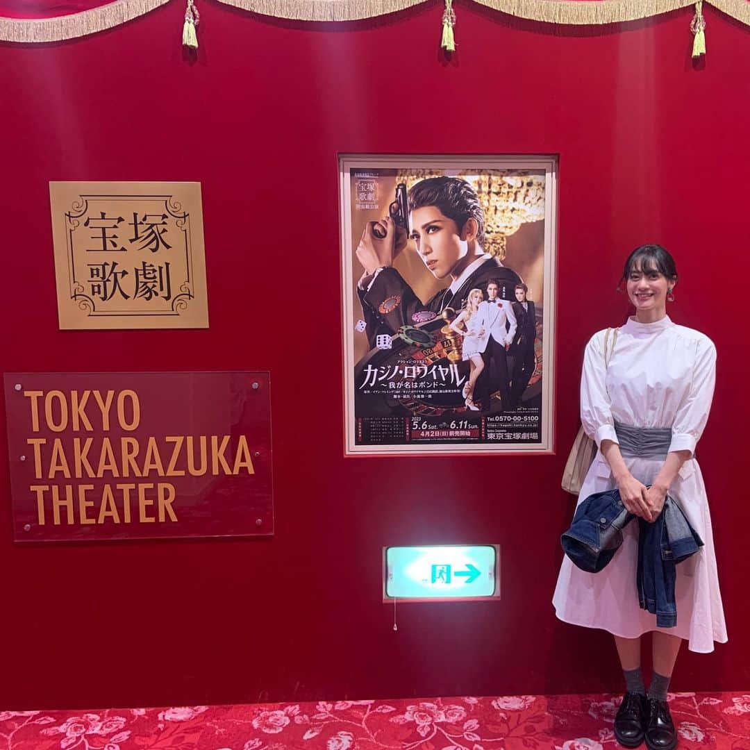 小板奈央美さんのインスタグラム写真 - (小板奈央美Instagram)「先日、人生二度目の#宝塚 を観劇！ そして、初の東京宝塚劇場✨ ・ #小池修一郎 さんの作・演出 #カジノロワイヤル我が名はボンド  ・ #真風涼帆 さんがとにかくカッコよすぎるし💫 #潤花 さんがとても愛らしく素敵で💕 お二人のデュエットダンスは、本当美しく✨永遠と観てられる🕺💃 ・ ・ ここ数年で、元宝塚の方々と、舞台でご一緒する事も多かったので、 皆さんこの道を通って来たんだと思うと、尊敬の念に堪えません🥺✨ ラインダンスもやっぱり素晴らしくて、多分私は会場の誰よりも早く拍手してました👏 ・ ・ 人生もう一度やり直せるなら、間違いなく宝塚受験挑戦してみたい！と毎度思うこいたチャンなのでした☺️ ・ ・ #女優 #小板奈央美 #こいたチャン  #宝塚歌劇団」5月31日 21時25分 - na0mi1003