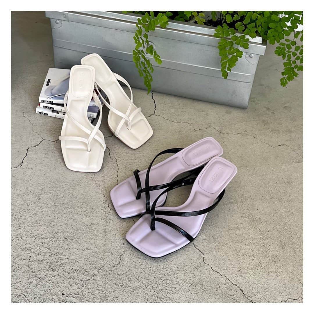エリオポールのインスタグラム：「2023 Summer Collection  Sandals  17.600yen / JW PEI  Ref: 13365001071JN Color: White. Black Siz: 36. 37. 38  店舗にてお電話による通販対応も承っております。  HELIOPOLE代官山店  03 3770 6438  HELIOPOLE 札幌店  011 209 5455  HELIOPOLE 広島店  082 542 7033   @heliopole_official #HELIOPOLE  #エリオポール @jwpei_official  #jwpei」