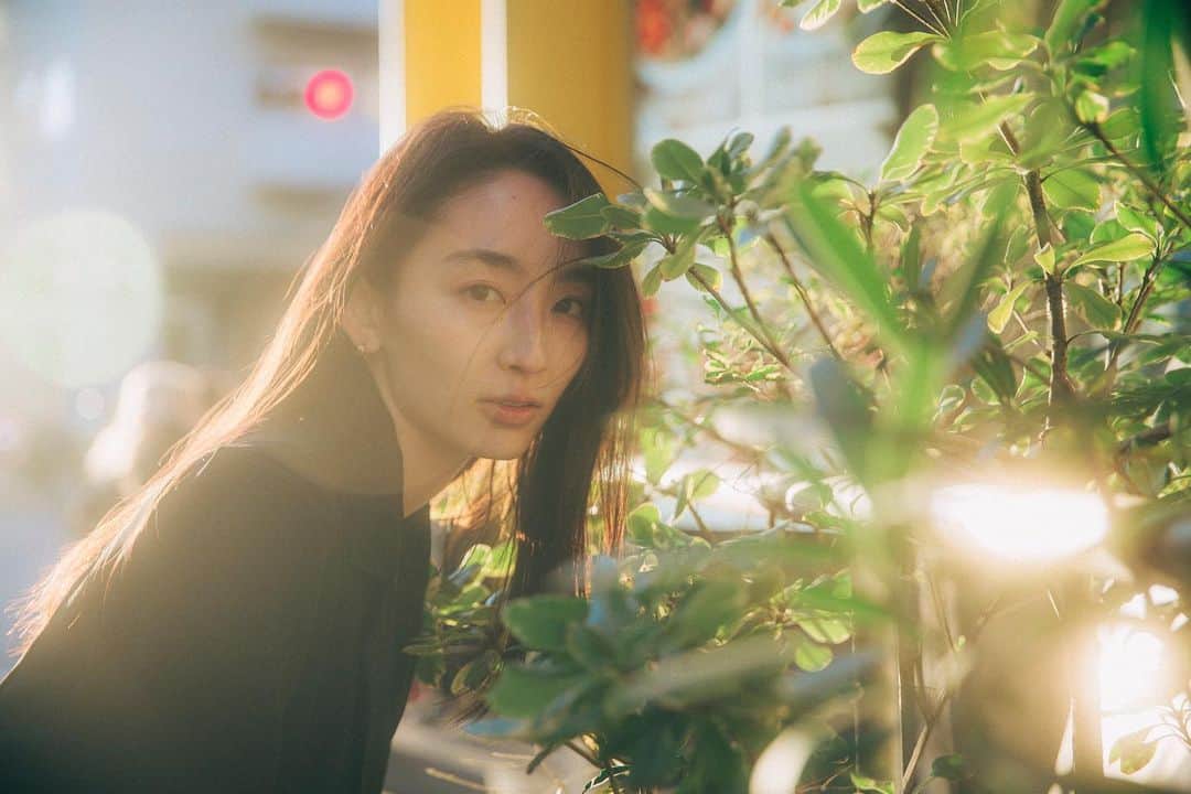 辻祐香のインスタグラム：「. もう明日から6月だなんて俄かに信じがたい。  梅雨の幕開けですね☂️  年々時間が経つのが早過ぎて本当に人生あっという間なんだろうなあって。  どうせ死ぬなら少しでも幸せな時間を過ごしたいし、そういう生き方を意識するようになったというか、そしたらそういう風に過ごせるようになったというか、歳を重ねるってそういう事なのかしら。  とりあえず今が楽しいし、 それが続けばずっと楽しいし。  遠回りして見てきた景色がたくさんあって、見たくなかった景色もあったけど、そんな日々のお陰で、ようやく人生の本線に戻って来たような毎日。  #作品撮り #役者」